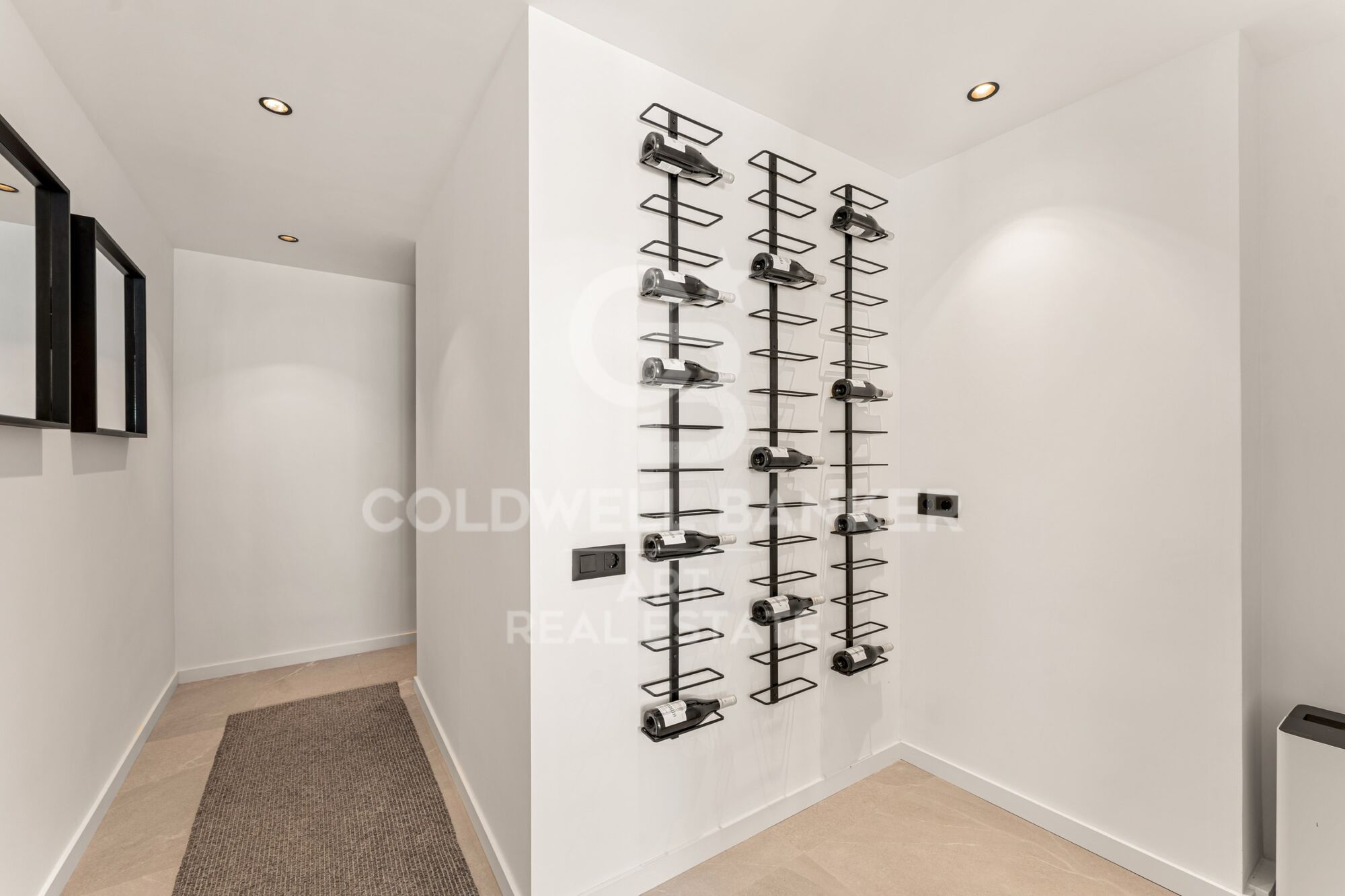 Dúplex contemporáneo en venta en la exclusiva urbanización Las Colinas de Marbella, en Benahavís.