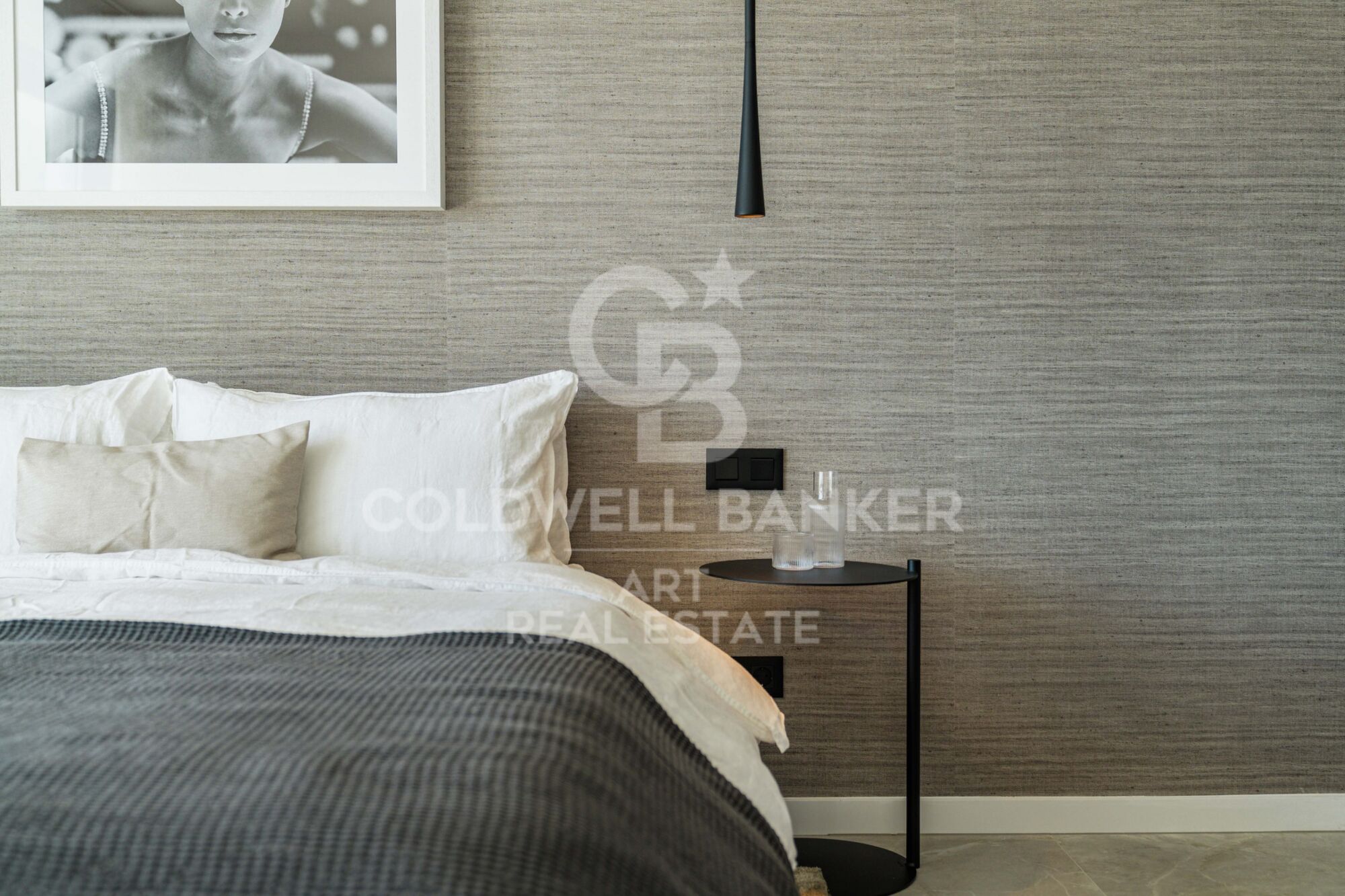 Dúplex contemporáneo en venta en la exclusiva urbanización Las Colinas de Marbella, en Benahavís.