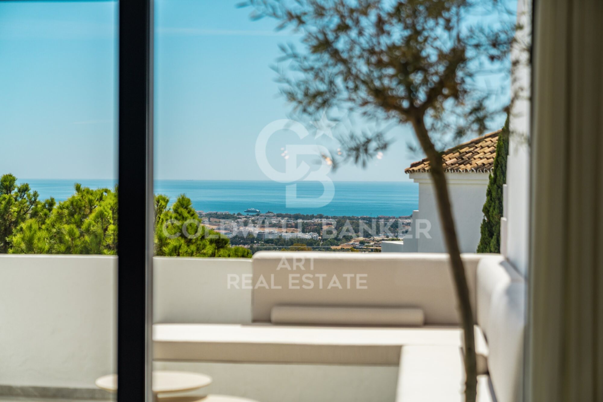 Dúplex contemporáneo en venta en la exclusiva urbanización Las Colinas de Marbella, en Benahavís.