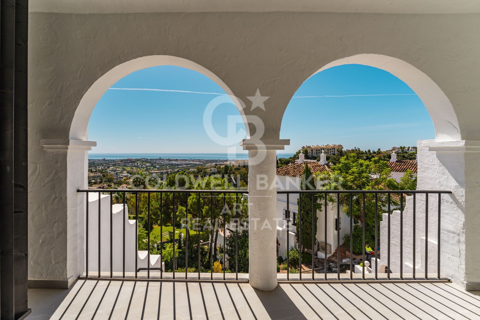 Dúplex contemporáneo en venta en la exclusiva urbanización Las Colinas de Marbella, en Benahavís.
