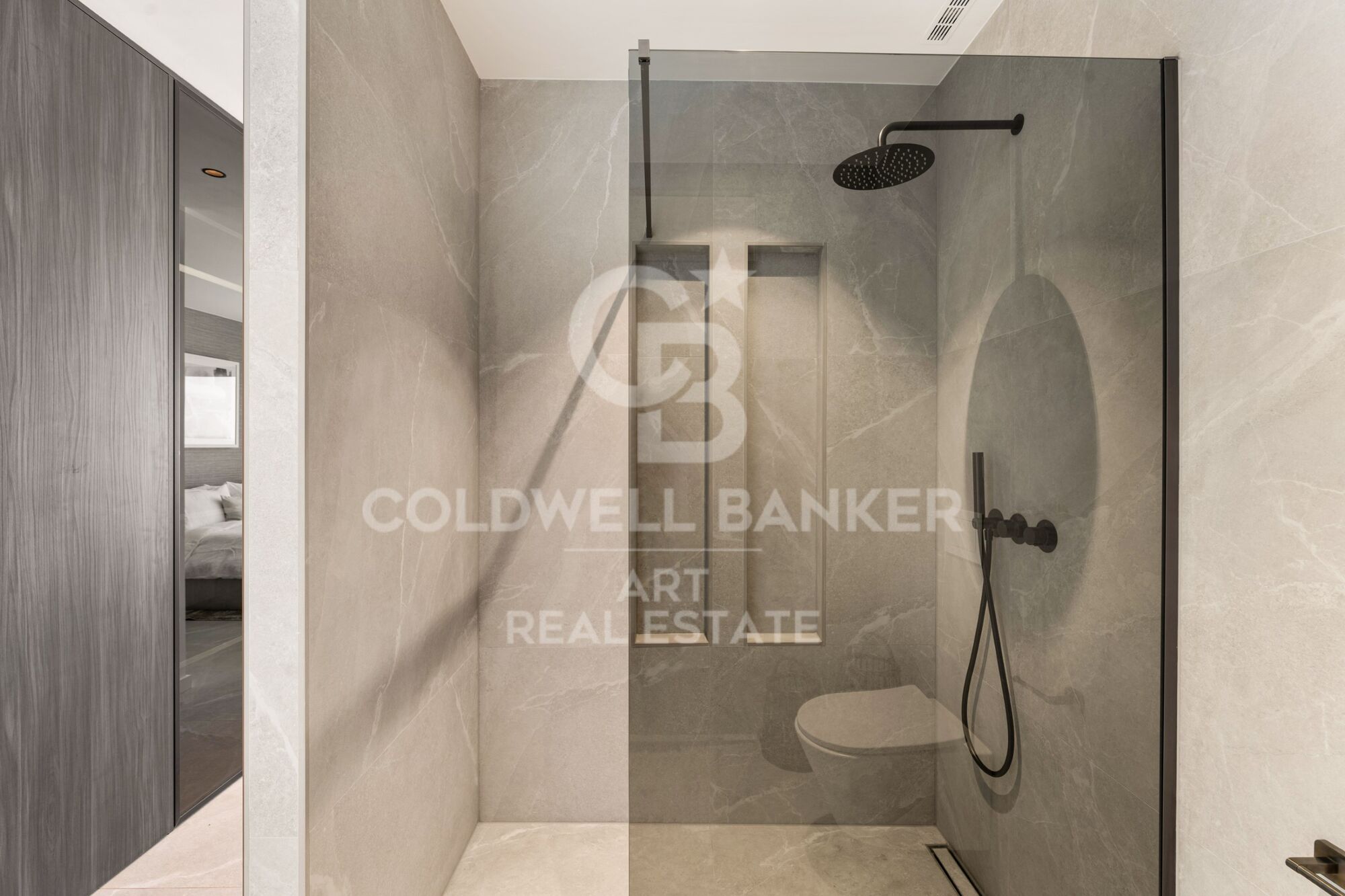 Dúplex contemporáneo en venta en la exclusiva urbanización Las Colinas de Marbella, en Benahavís.