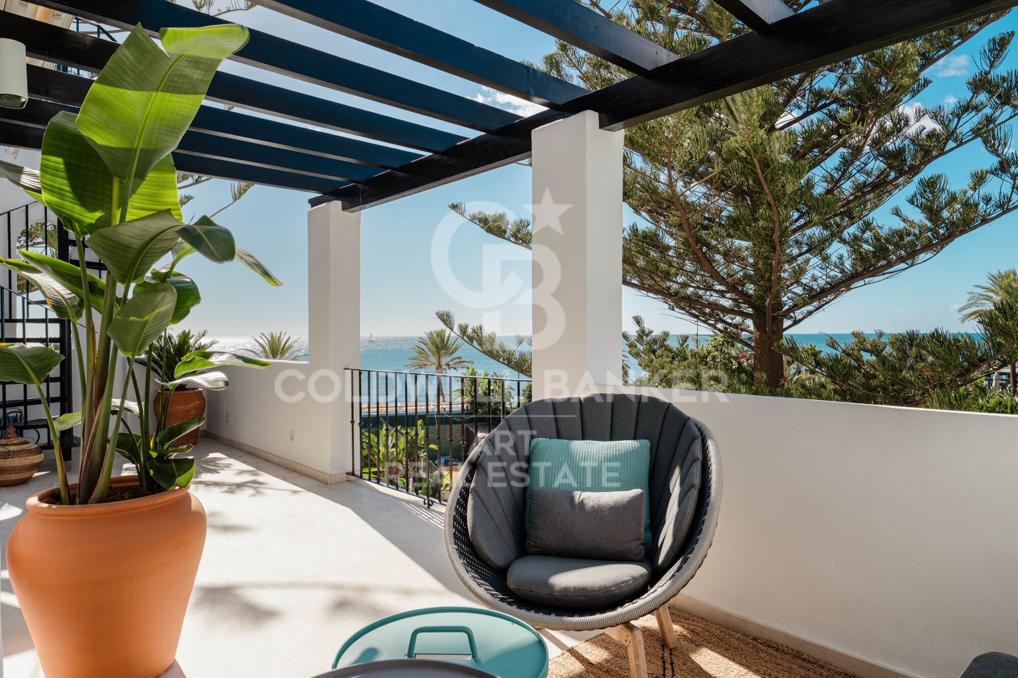 Sofisticado ático dúplex de 3 dormitorios con vistas al mar en Marbella