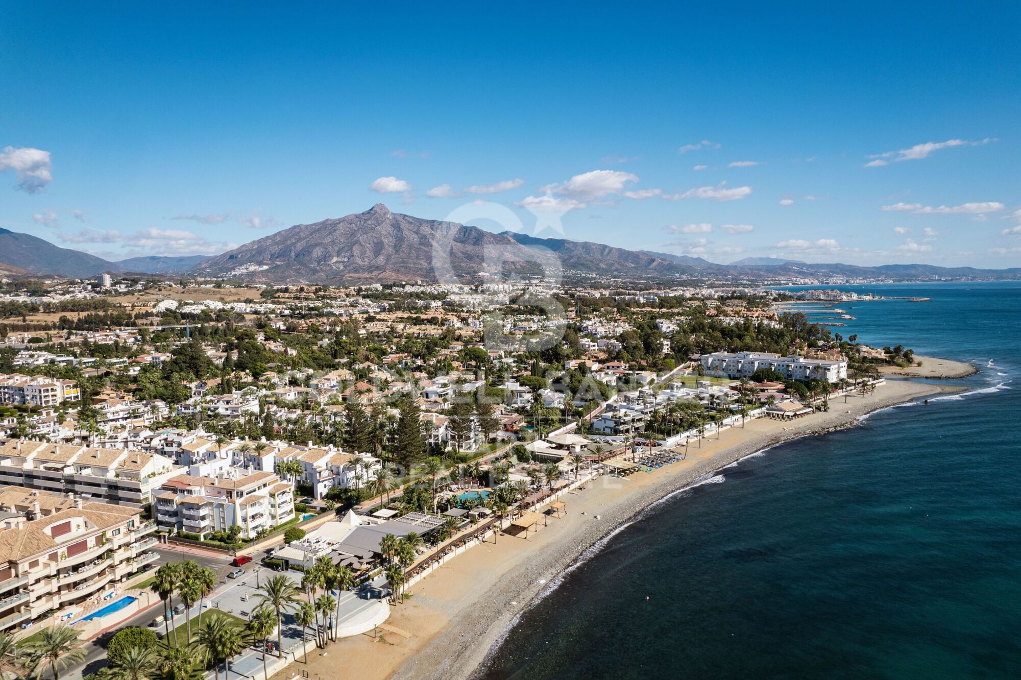 Sofisticado ático dúplex de 3 dormitorios con vistas al mar en Marbella