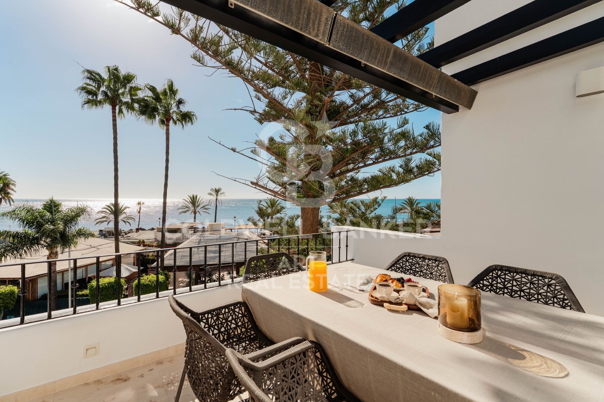 Sofisticado ático dúplex de 3 dormitorios con vistas al mar en Marbella
