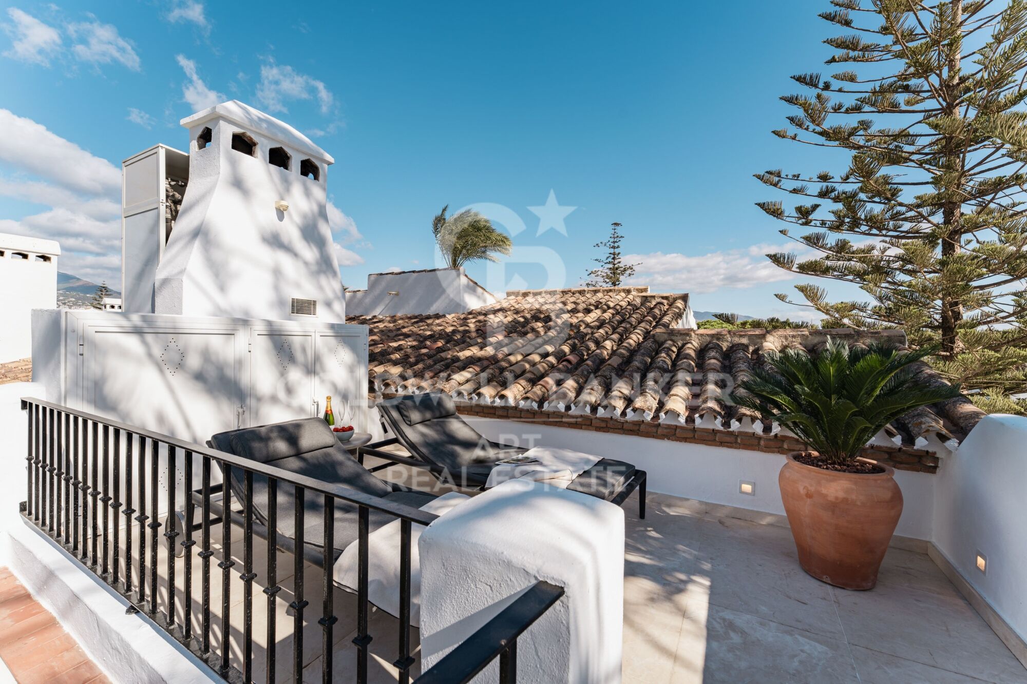 Sofisticado ático dúplex de 3 dormitorios con vistas al mar en Marbella