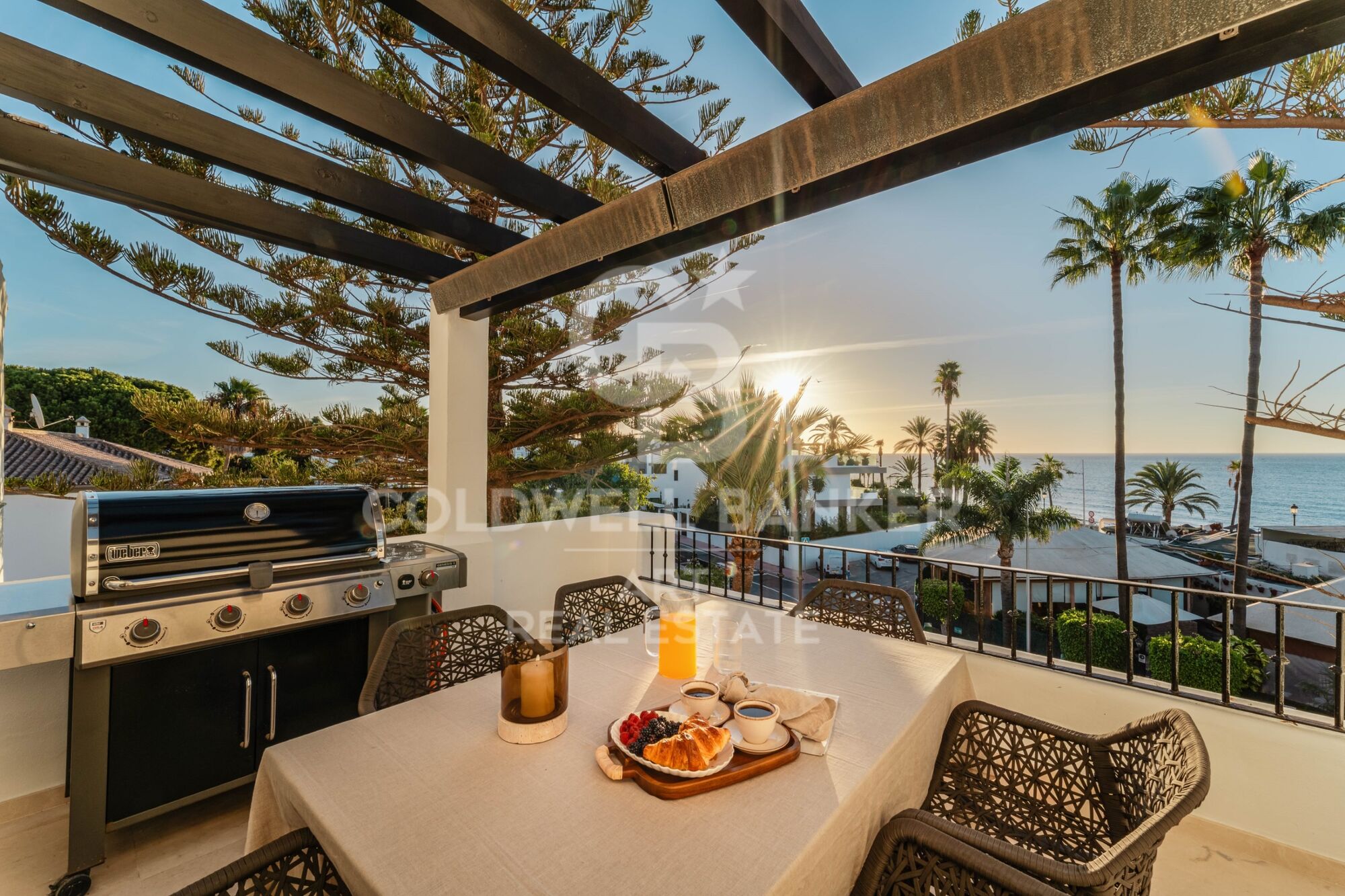 Sofisticado ático dúplex de 3 dormitorios con vistas al mar en Marbella