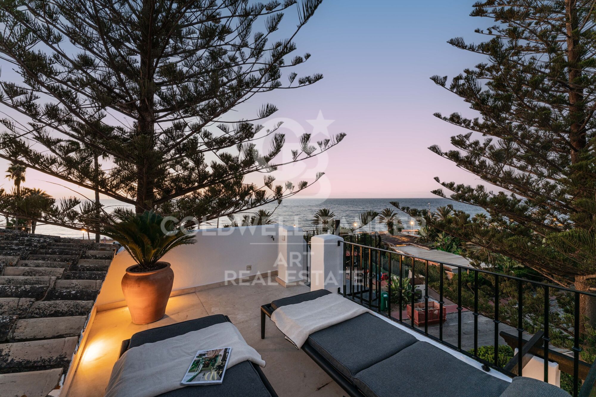 Sofisticado ático dúplex de 3 dormitorios con vistas al mar en Marbella