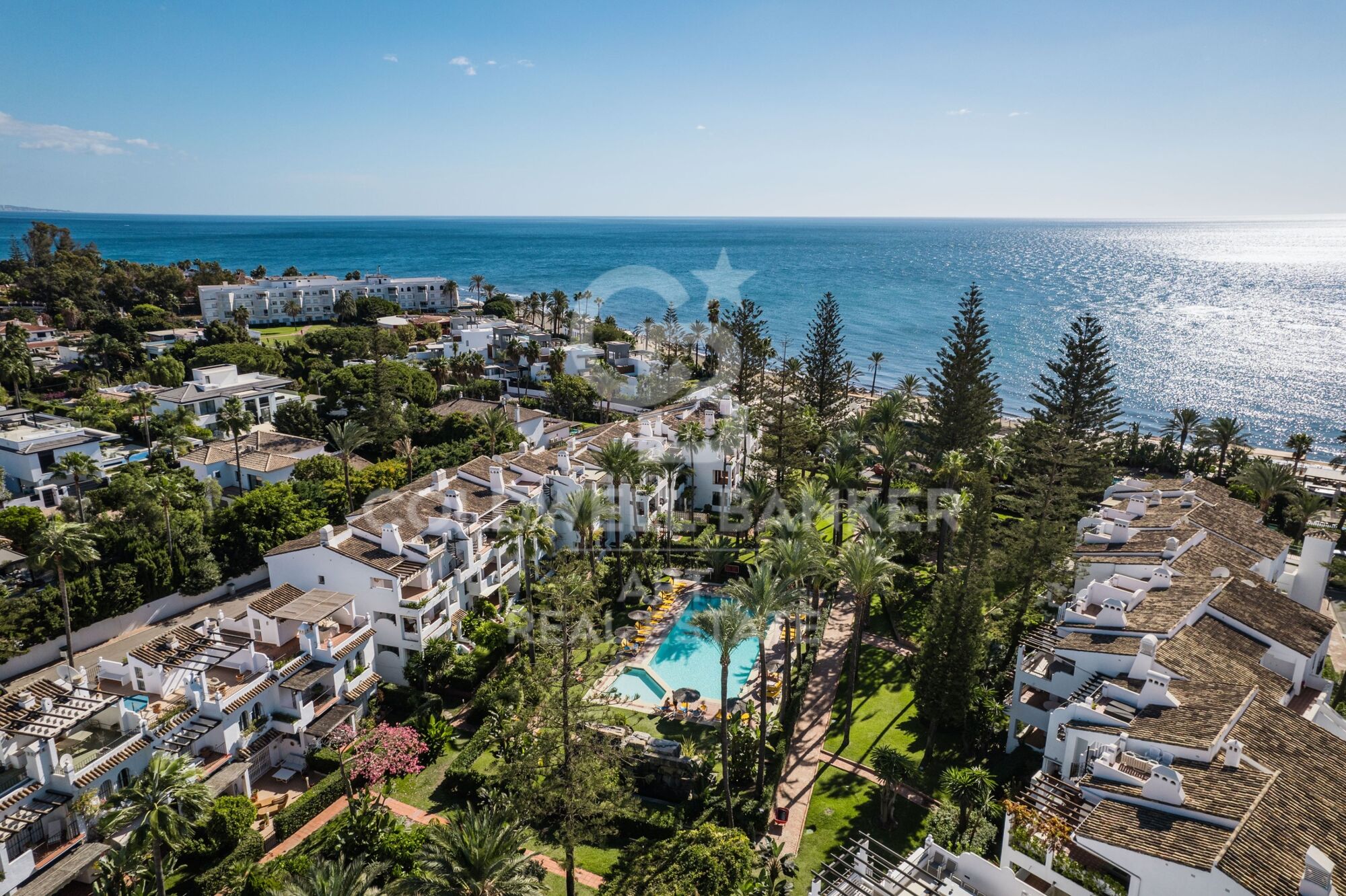 Sofisticado ático dúplex de 3 dormitorios con vistas al mar en Marbella