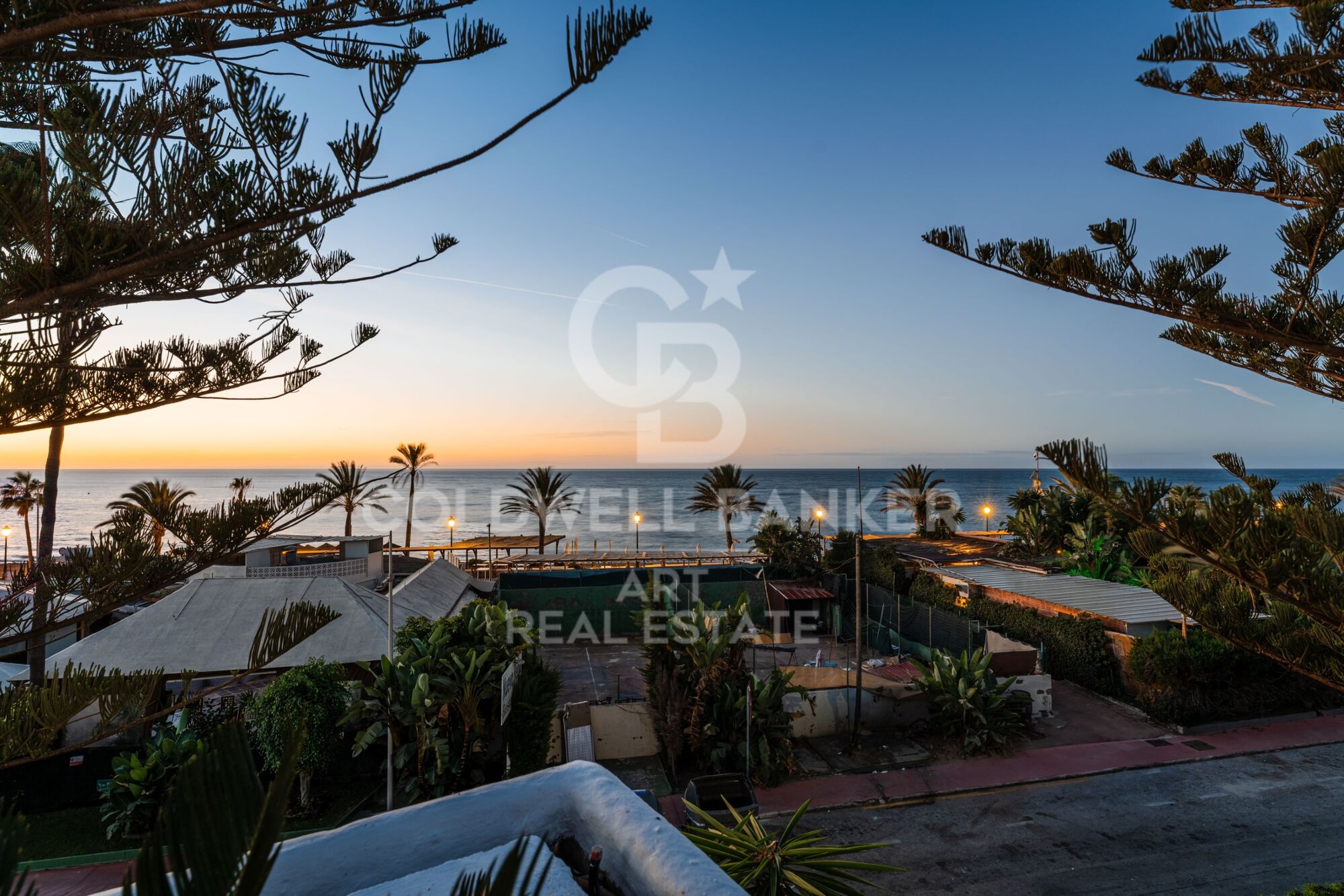 Sofisticado ático dúplex de 3 dormitorios con vistas al mar en Marbella