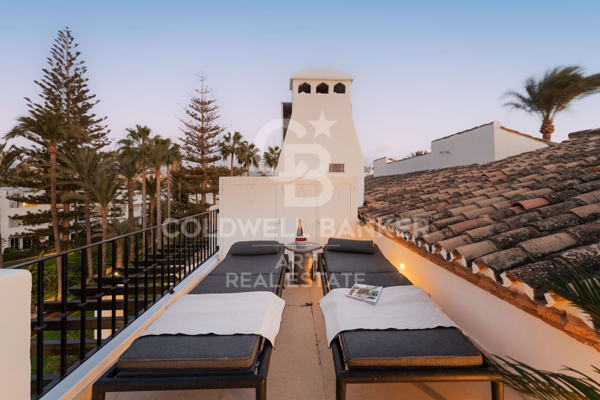 Sofisticado ático dúplex de 3 dormitorios con vistas al mar en Marbella