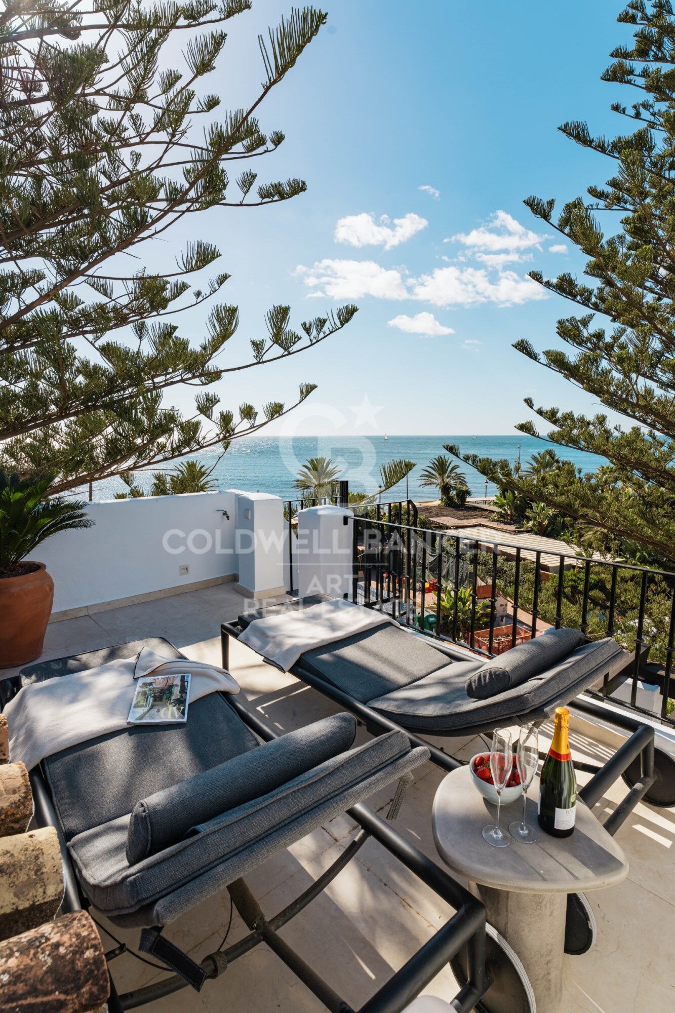 Sofisticado ático dúplex de 3 dormitorios con vistas al mar en Marbella