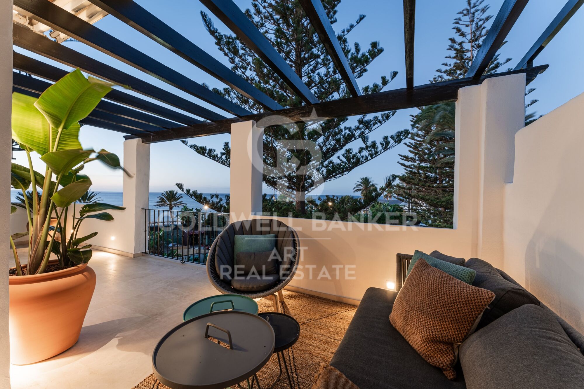 Sofisticado ático dúplex de 3 dormitorios con vistas al mar en Marbella