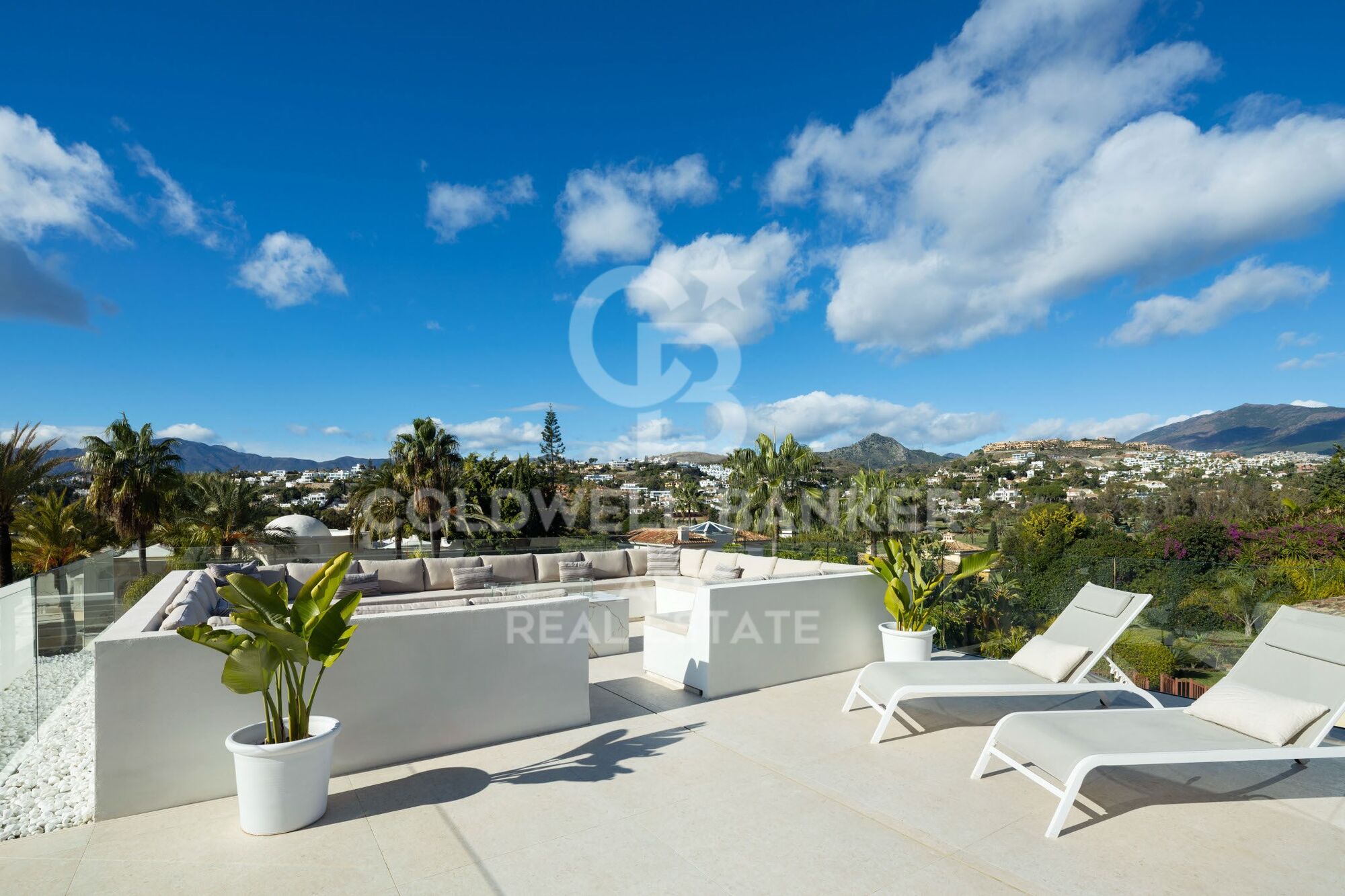 Zeitgenössische Neubau-Villa zum Verkauf in El Paraíso Medio, Estepona
