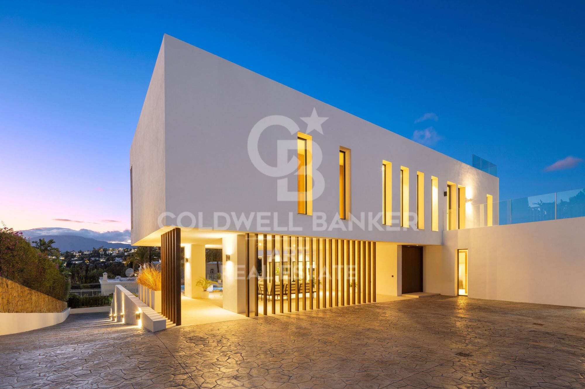 Zeitgenössische Neubau-Villa zum Verkauf in El Paraíso Medio, Estepona