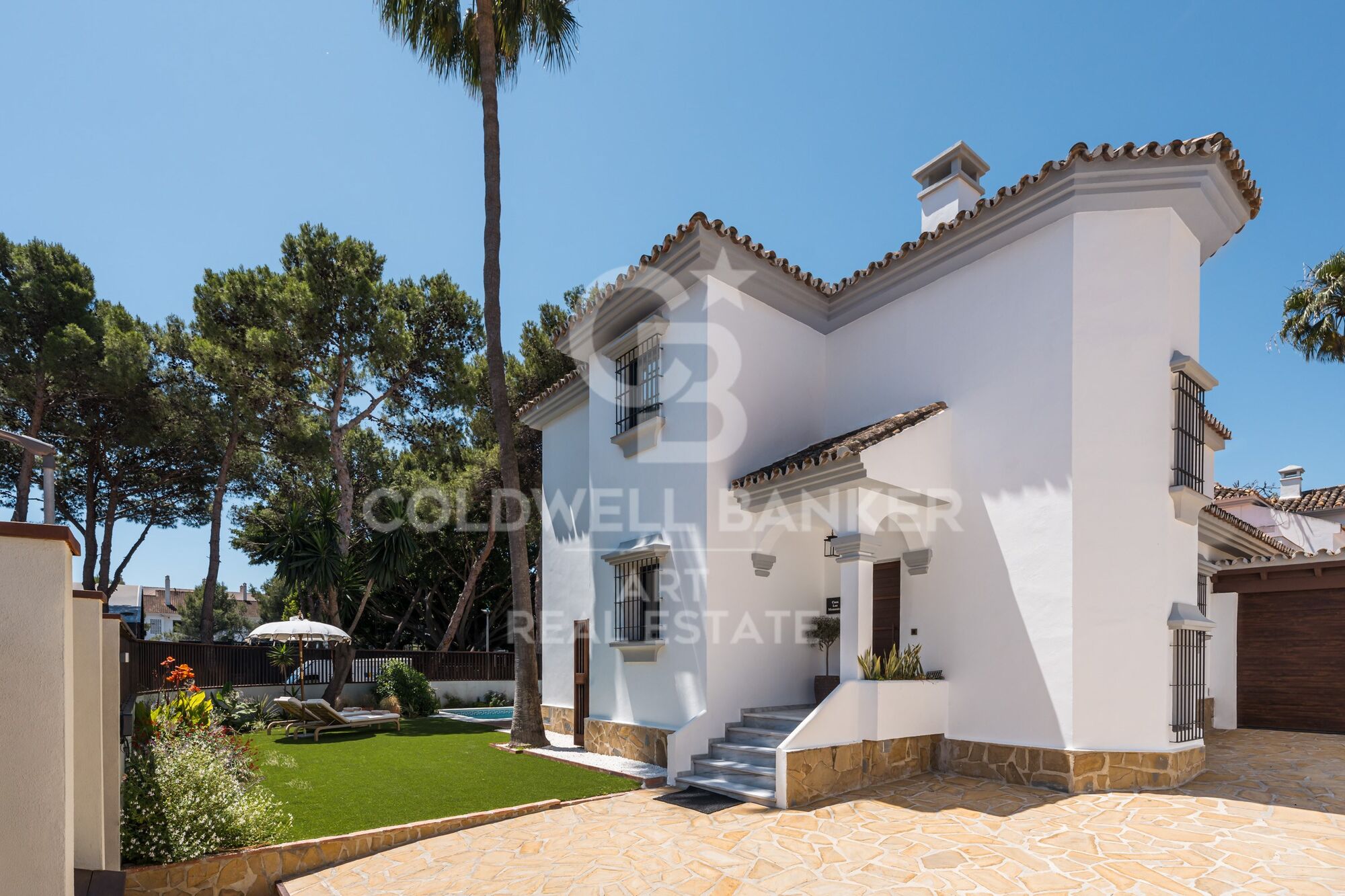 Elegante und Geräumige 6-Schlafzimmer-Villa zum Verkauf in Altos del Rodeo, Nueva Andalucía