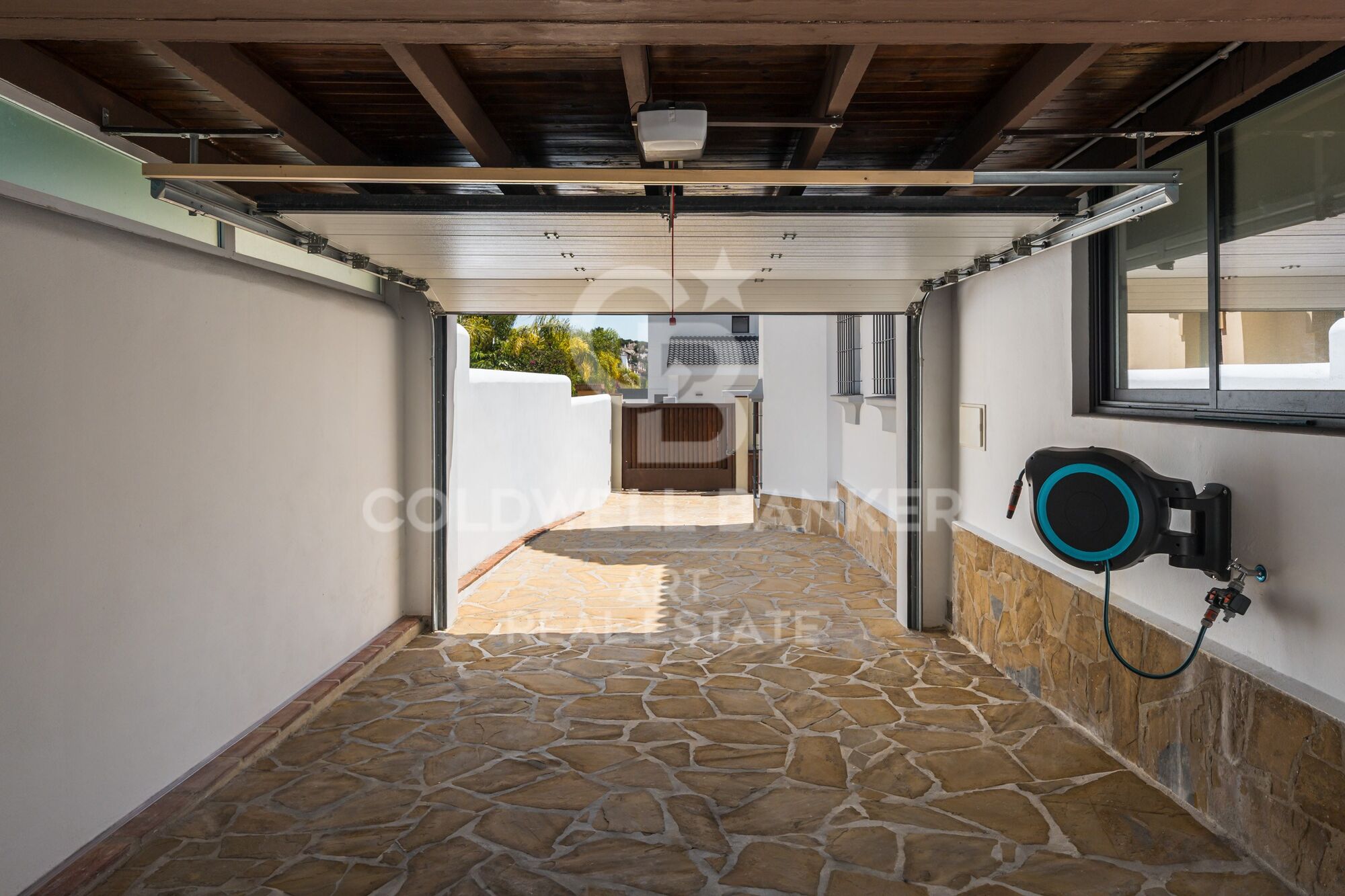 Elegante y espaciosa villa de 6 dormitorios en venta, ubicada en la prestigiosa zona residencial de Altos del Rodeo, en Nueva Andalucía