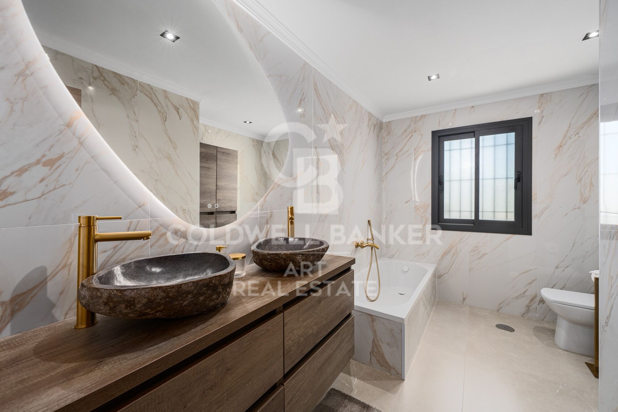 Elegante y espaciosa villa de 6 dormitorios en venta, ubicada en la prestigiosa zona residencial de Altos del Rodeo, en Nueva Andalucía