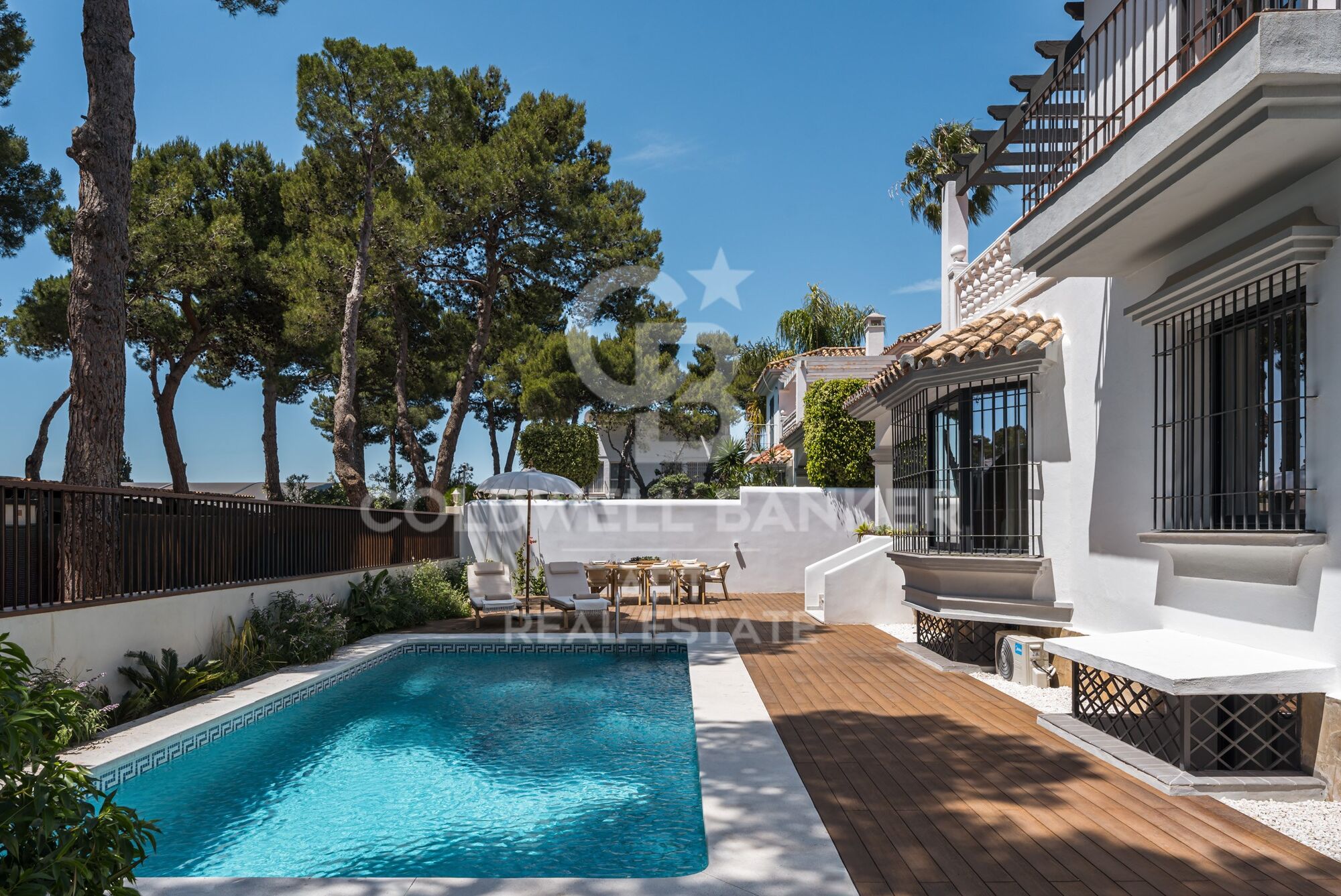 Elegante y espaciosa villa de 6 dormitorios en venta, ubicada en la prestigiosa zona residencial de Altos del Rodeo, en Nueva Andalucía