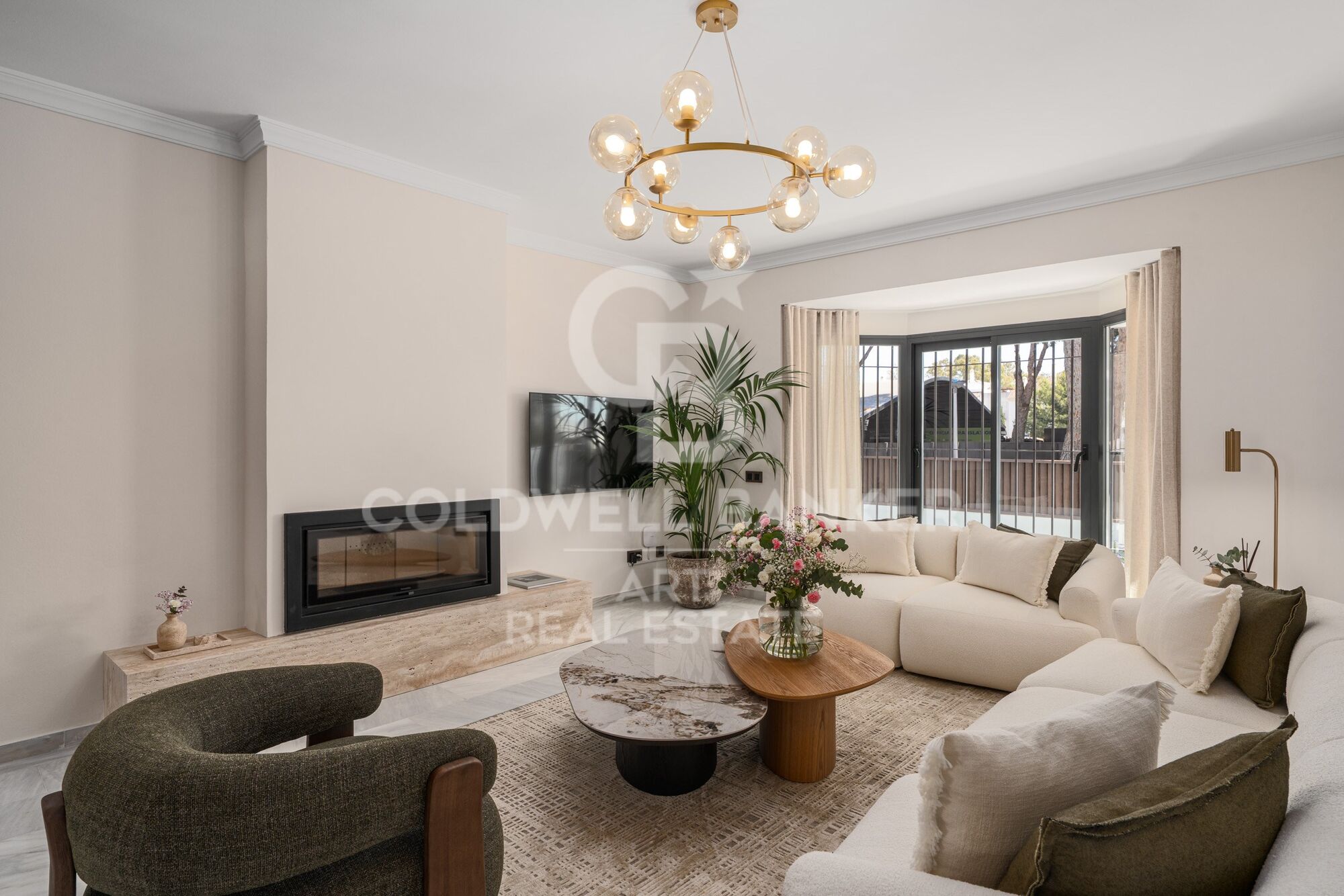Elegante y espaciosa villa de 6 dormitorios en venta, ubicada en la prestigiosa zona residencial de Altos del Rodeo, en Nueva Andalucía