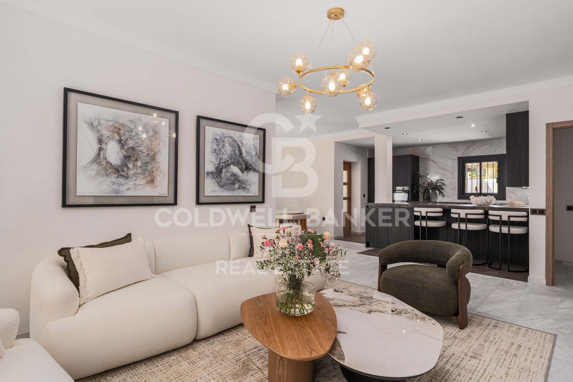 Elegante y espaciosa villa de 6 dormitorios en venta, ubicada en la prestigiosa zona residencial de Altos del Rodeo, en Nueva Andalucía