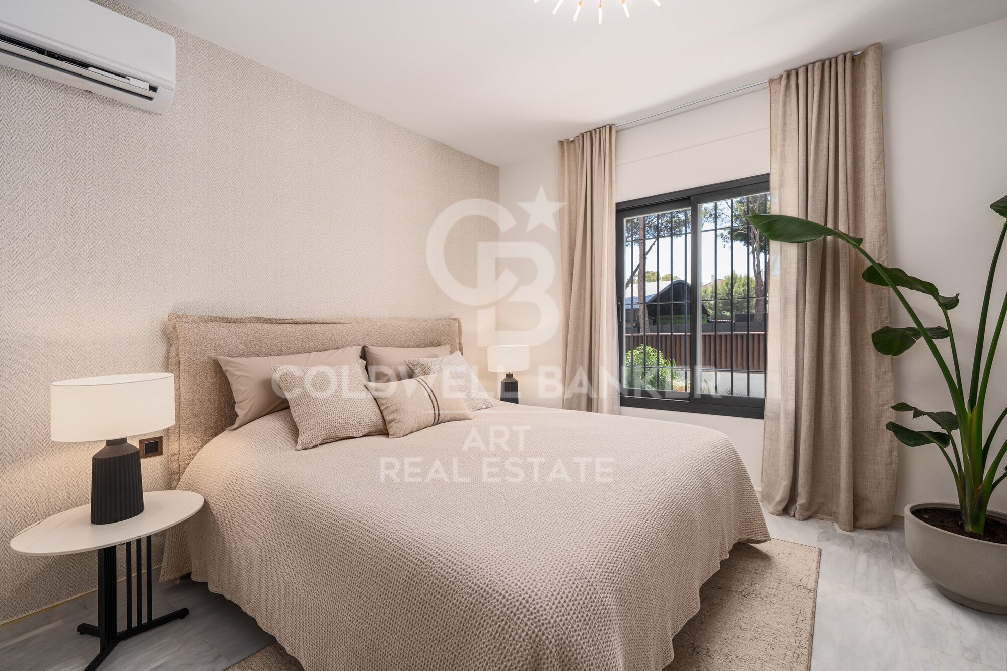 Elegante y espaciosa villa de 6 dormitorios en venta, ubicada en la prestigiosa zona residencial de Altos del Rodeo, en Nueva Andalucía