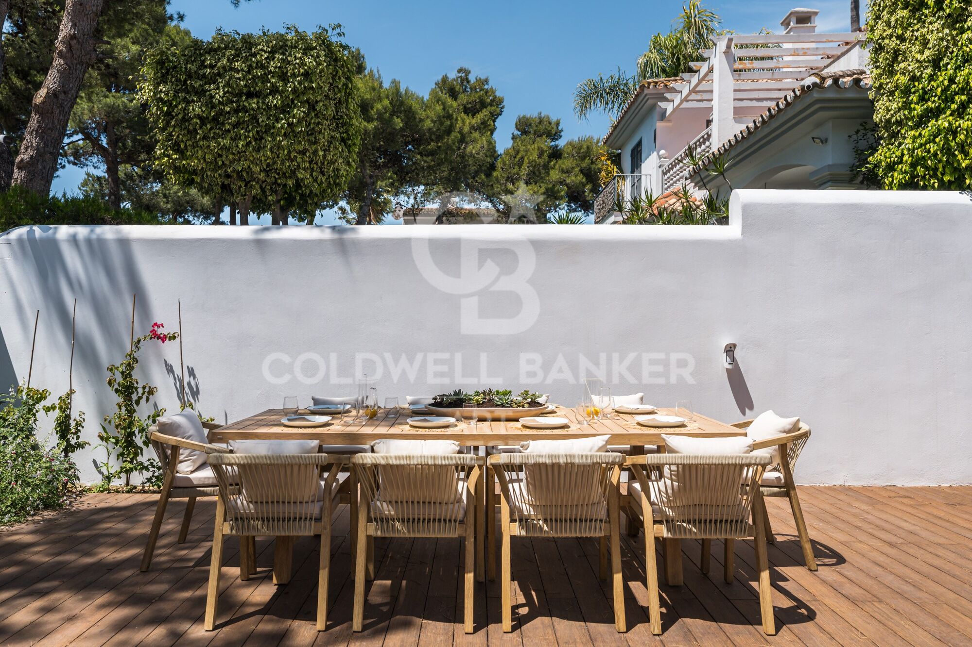 Elegante y espaciosa villa de 6 dormitorios en venta, ubicada en la prestigiosa zona residencial de Altos del Rodeo, en Nueva Andalucía