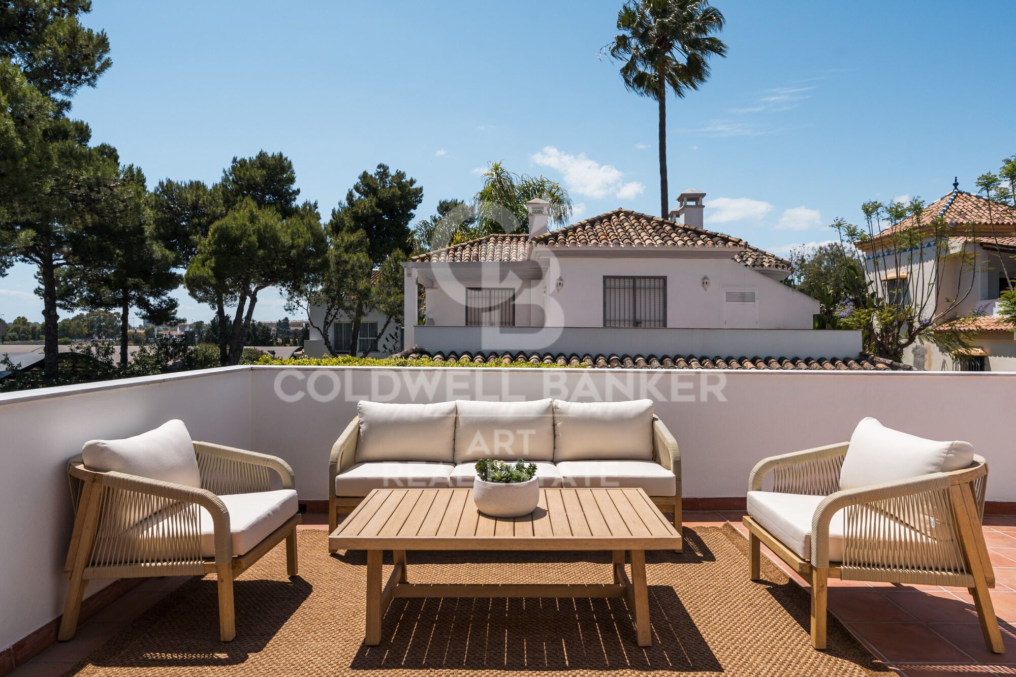 Elegante y espaciosa villa de 6 dormitorios en venta, ubicada en la prestigiosa zona residencial de Altos del Rodeo, en Nueva Andalucía