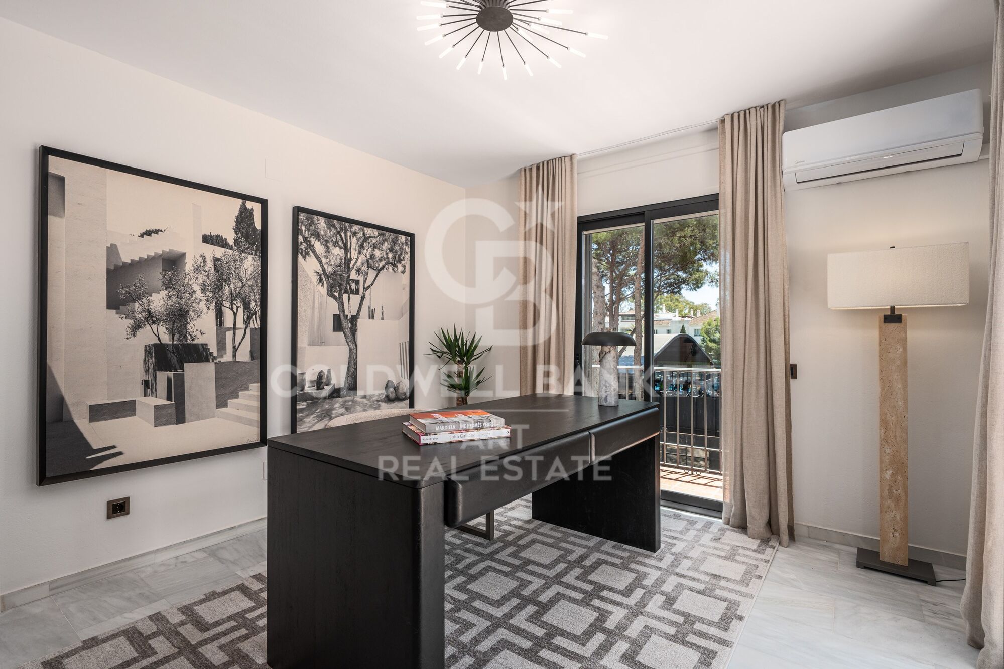 Elegante y espaciosa villa de 6 dormitorios en venta, ubicada en la prestigiosa zona residencial de Altos del Rodeo, en Nueva Andalucía