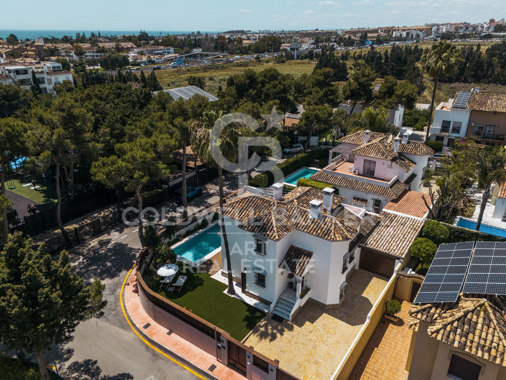 Elegante y espaciosa villa de 6 dormitorios en venta, ubicada en la prestigiosa zona residencial de Altos del Rodeo, en Nueva Andalucía