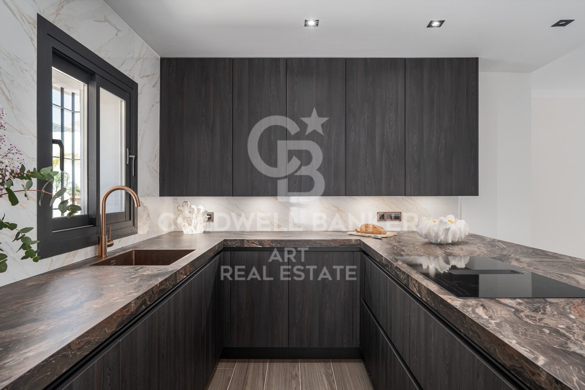 Elegant and Spacious 6-Bedroom Villa for Sale in Altos del Rodeo, Nueva Andalucía
