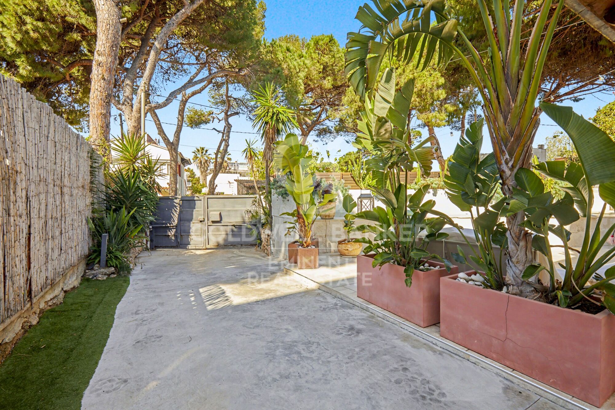 Casa con piscina a 150 metros de la playa en La Pineda, Castelldefels