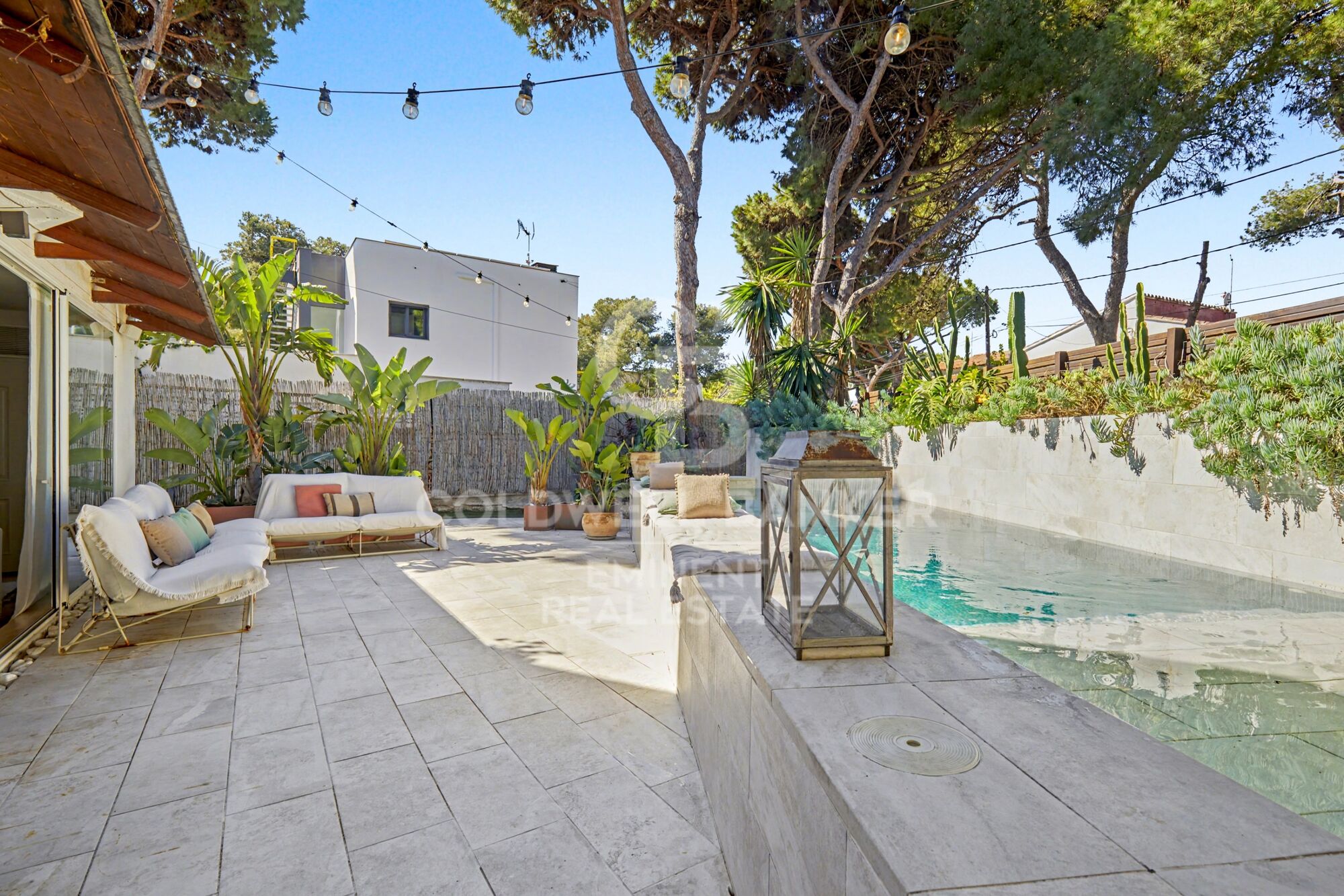 Casa con piscina a 150 metros de la playa en La Pineda, Castelldefels