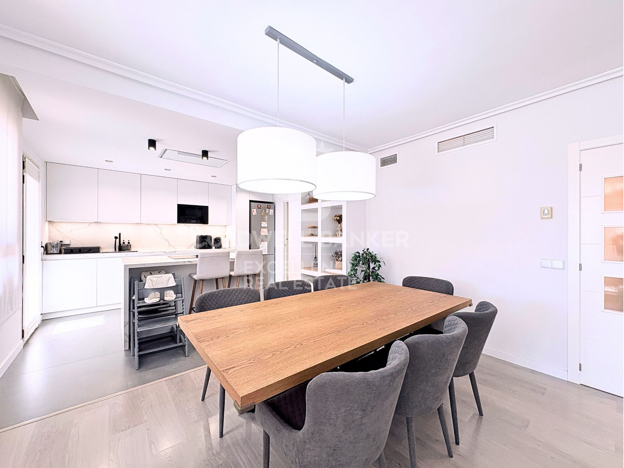 Designer apartment in a residential complex with terrace, swimming pool, paddle court and parking on Av. Alfahuir.