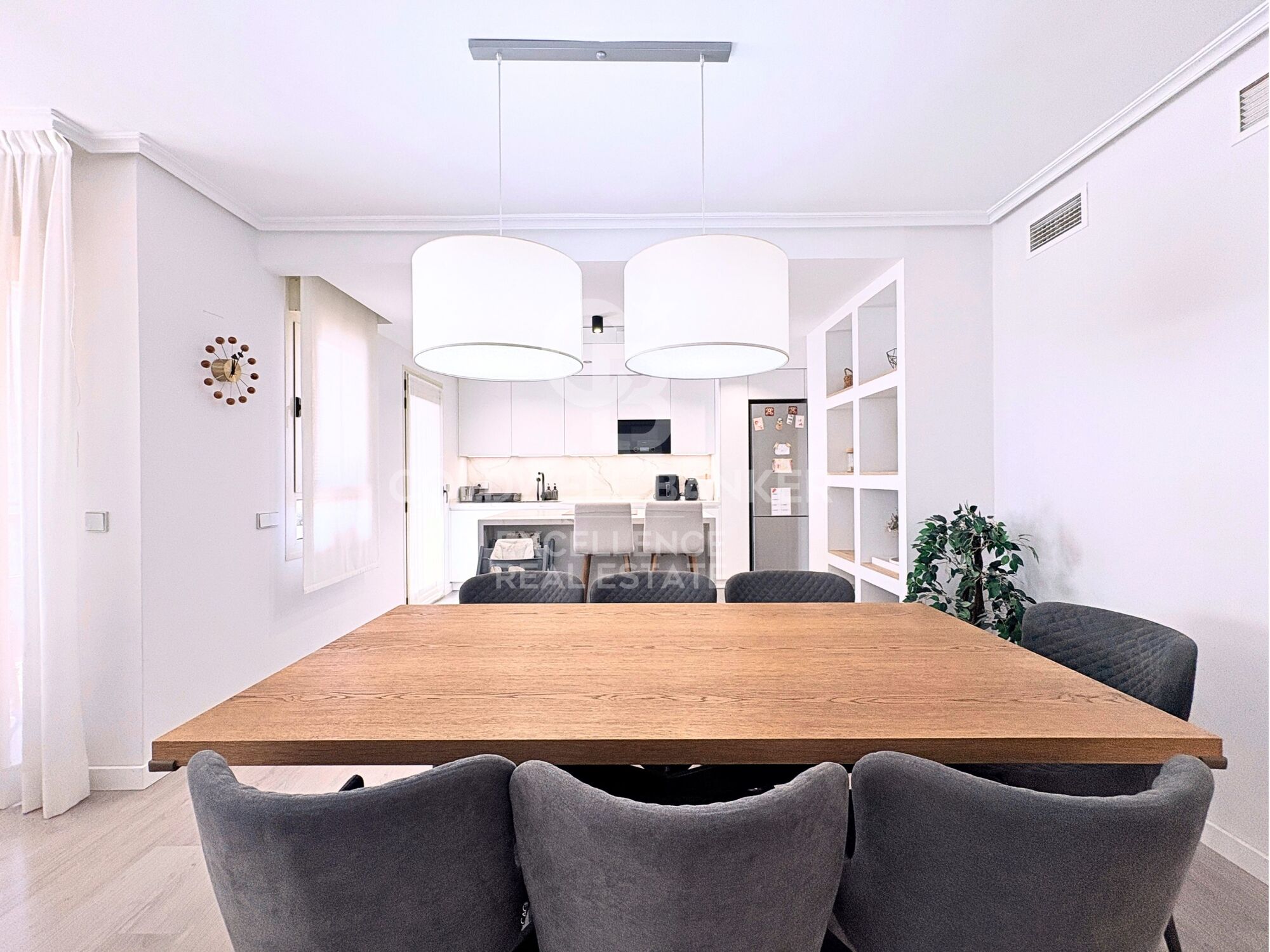 Designer apartment in a residential complex with terrace, swimming pool, paddle court and parking on Av. Alfahuir.