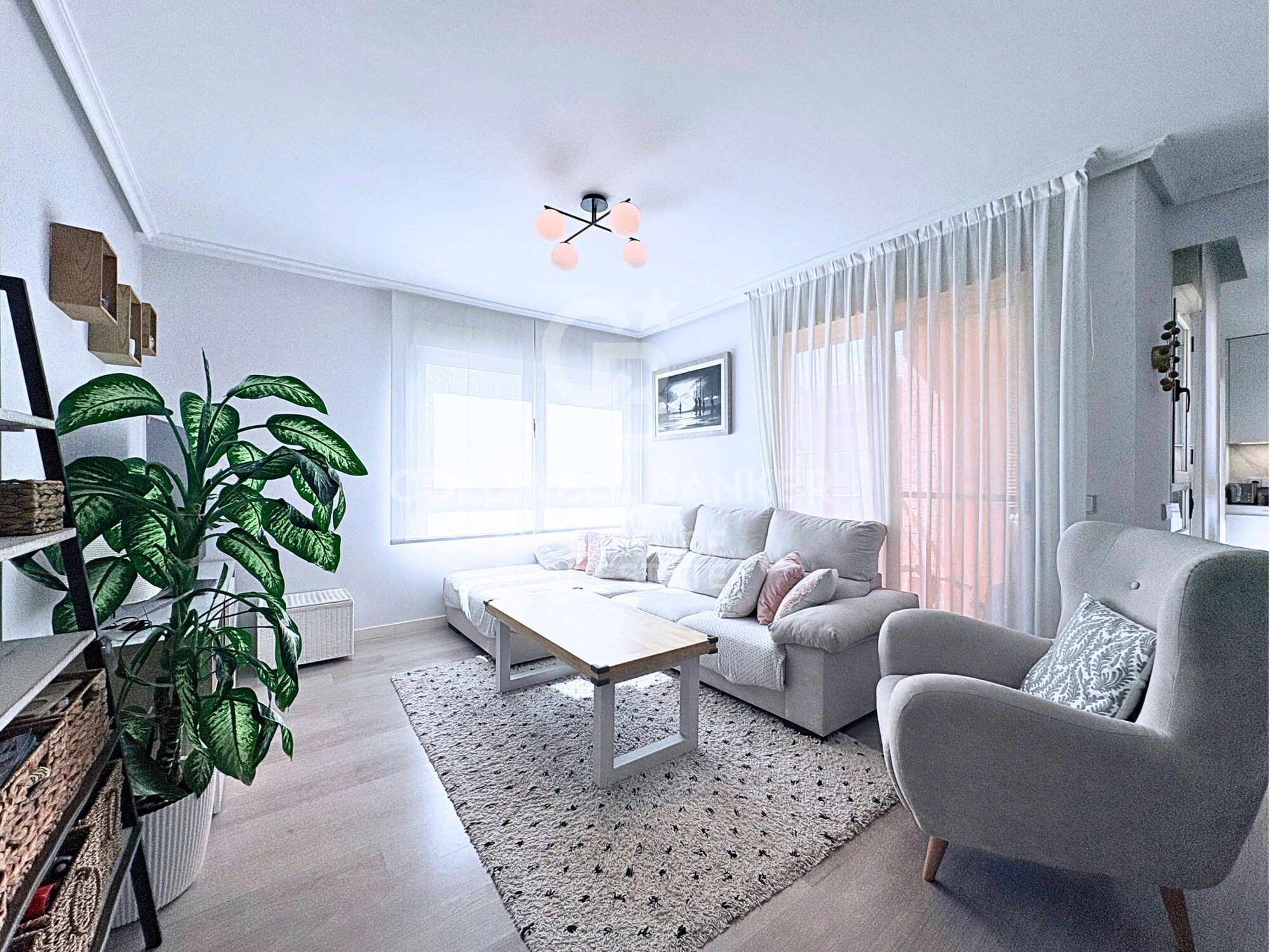 Designer apartment in a residential complex with terrace, swimming pool, paddle court and parking on Av. Alfahuir.