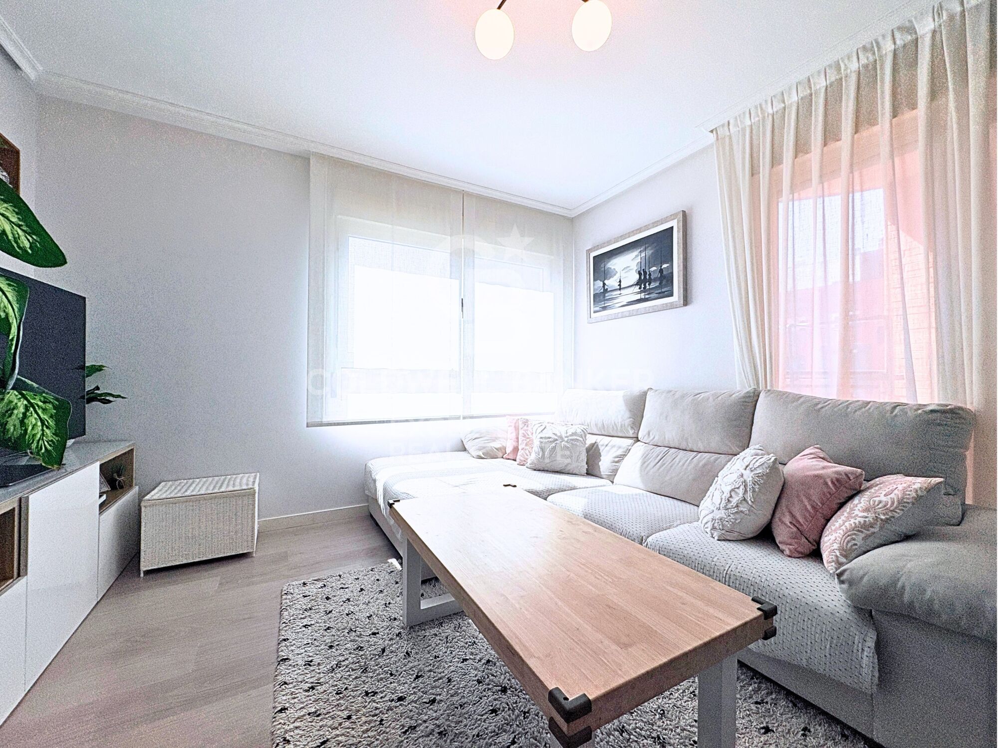 Designer apartment in a residential complex with terrace, swimming pool, paddle court and parking on Av. Alfahuir.