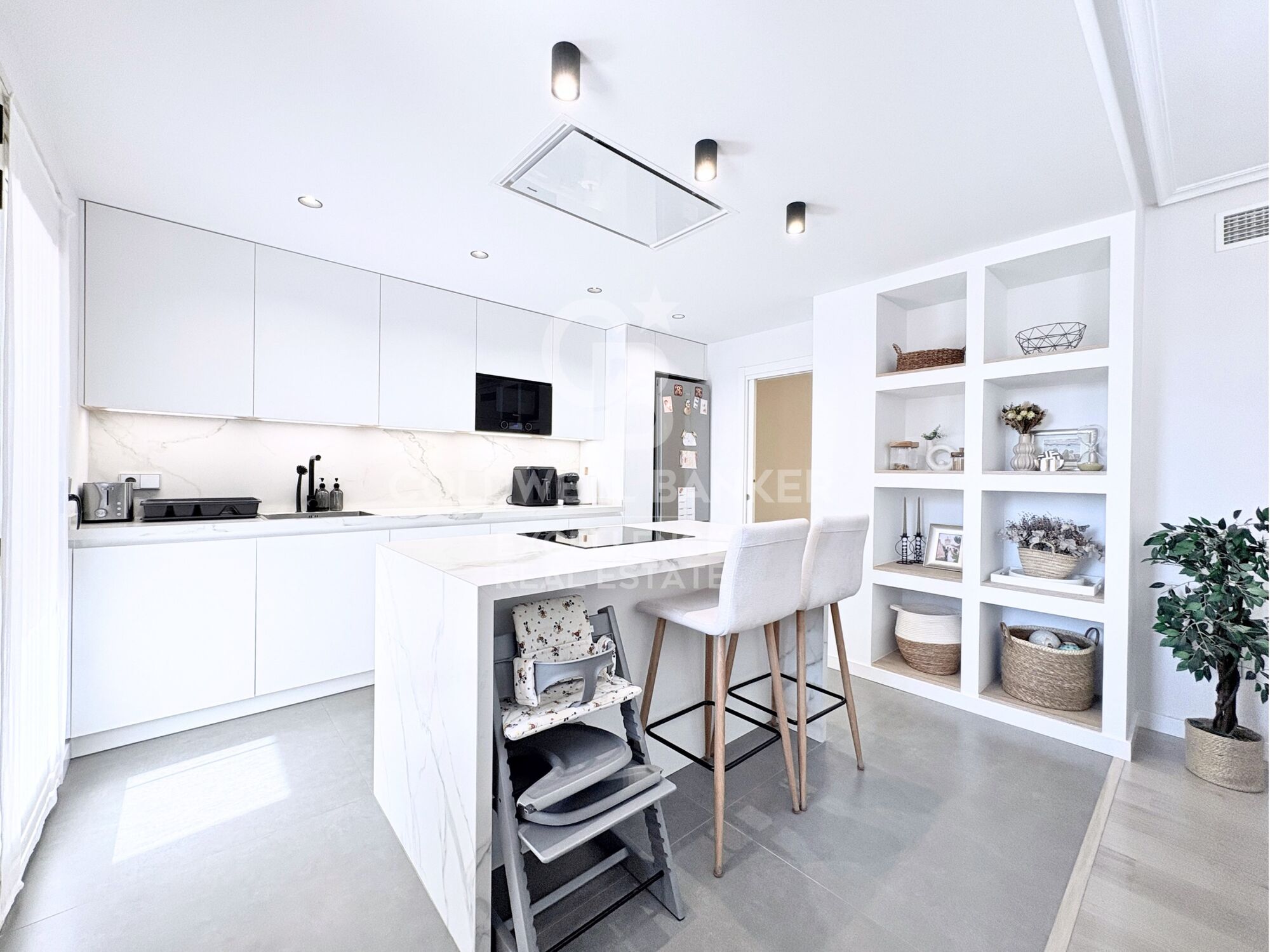 Designer apartment in a residential complex with terrace, swimming pool, paddle court and parking on Av. Alfahuir.