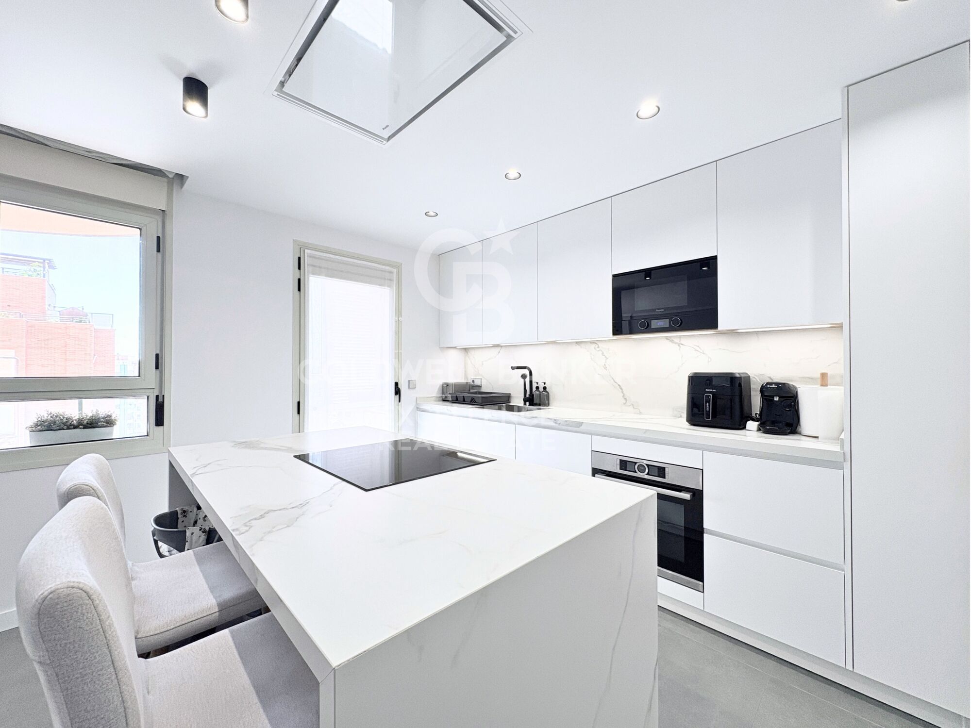 Designer apartment in a residential complex with terrace, swimming pool, paddle court and parking on Av. Alfahuir.