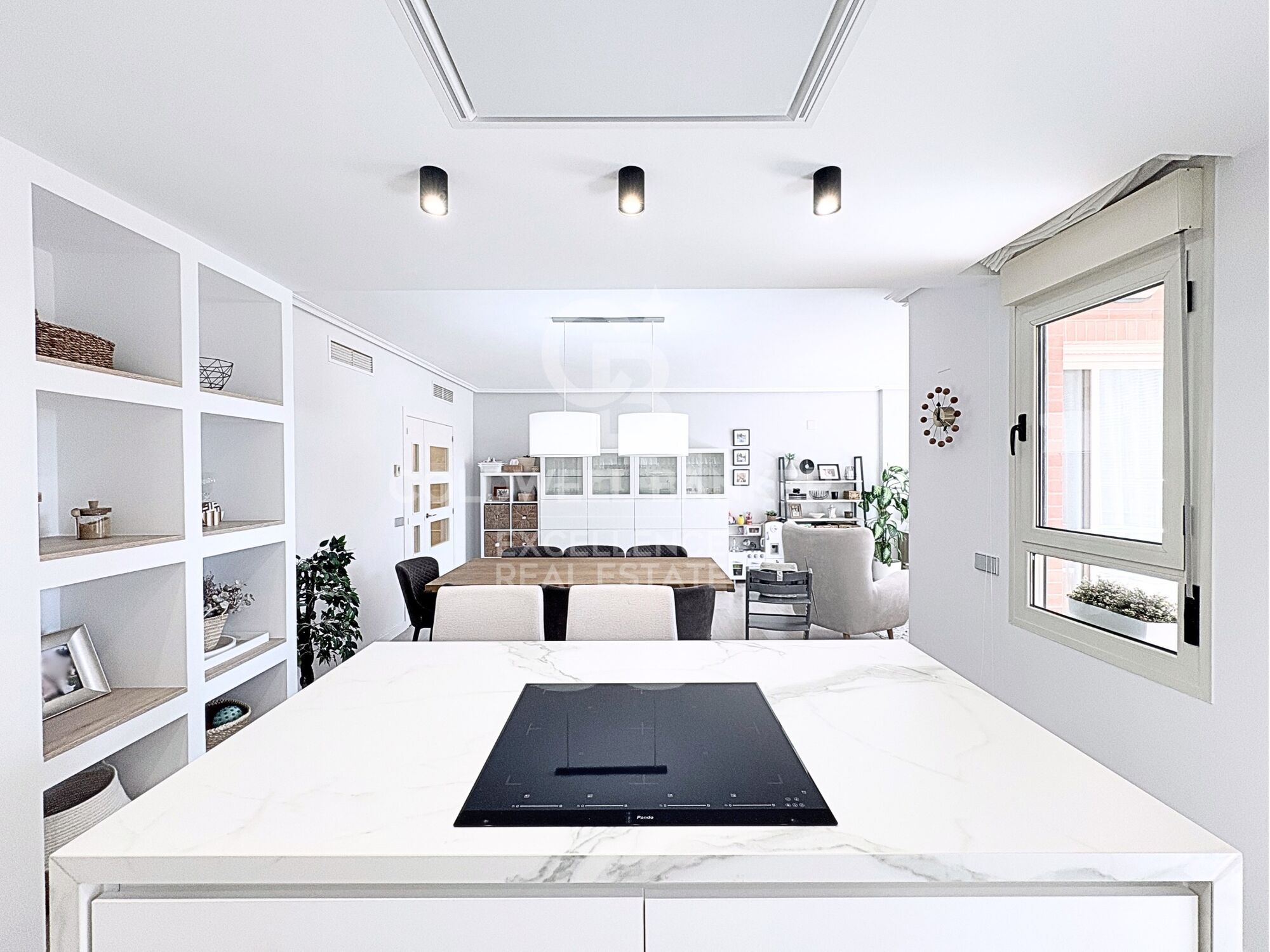 Designer apartment in a residential complex with terrace, swimming pool, paddle court and parking on Av. Alfahuir.