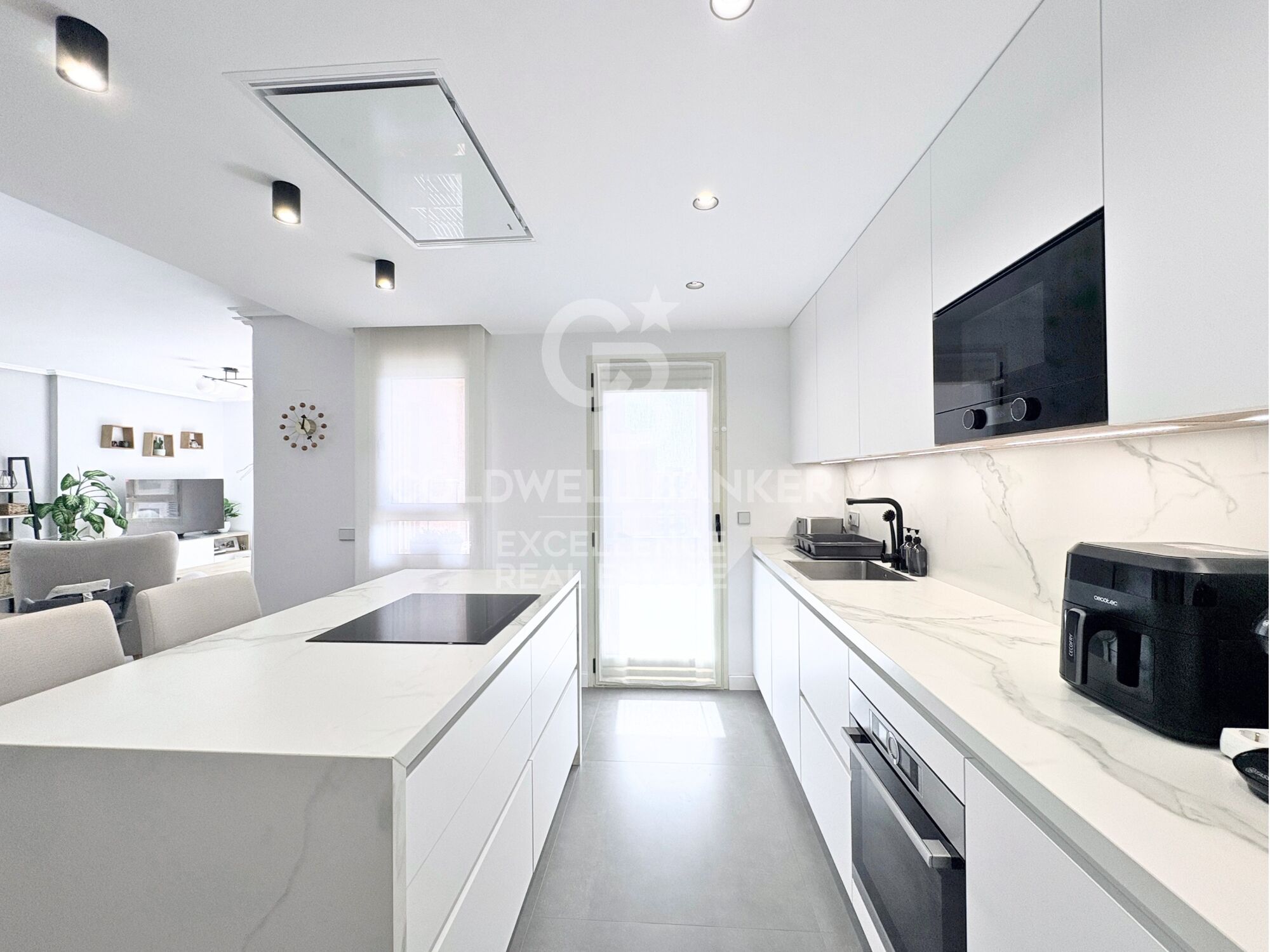 Designer apartment in a residential complex with terrace, swimming pool, paddle court and parking on Av. Alfahuir.