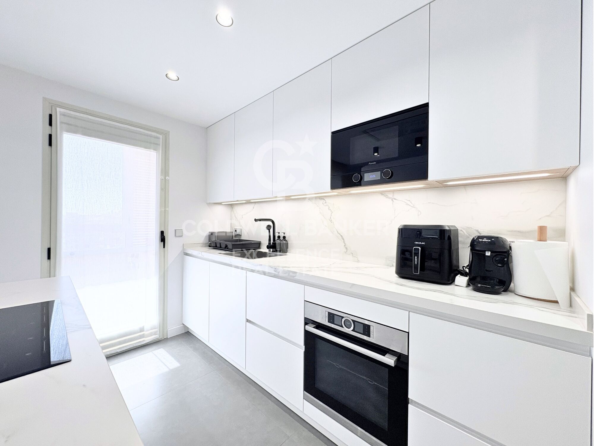 Designer apartment in a residential complex with terrace, swimming pool, paddle court and parking on Av. Alfahuir.