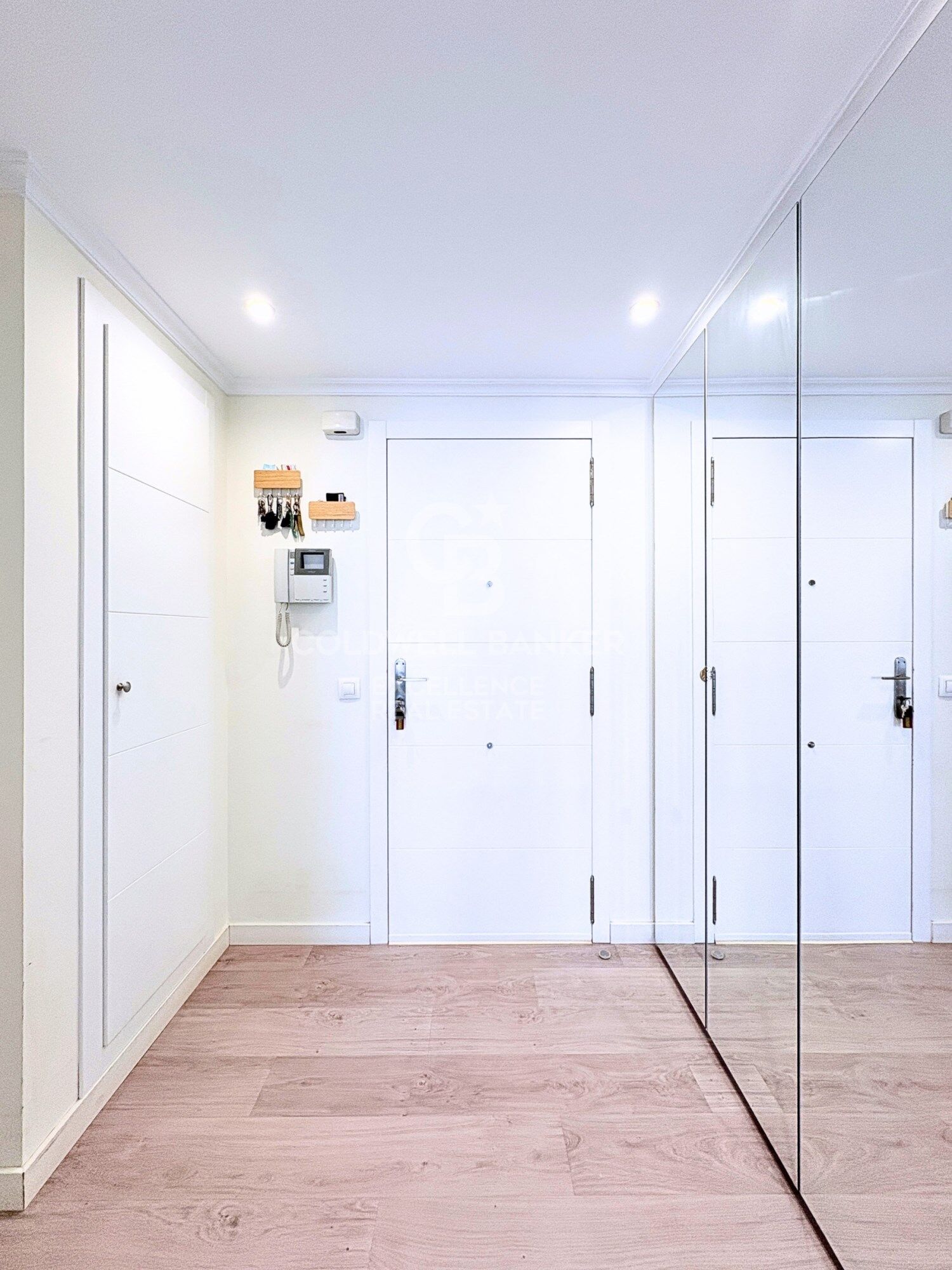 Designer apartment in a residential complex with terrace, swimming pool, paddle court and parking on Av. Alfahuir.