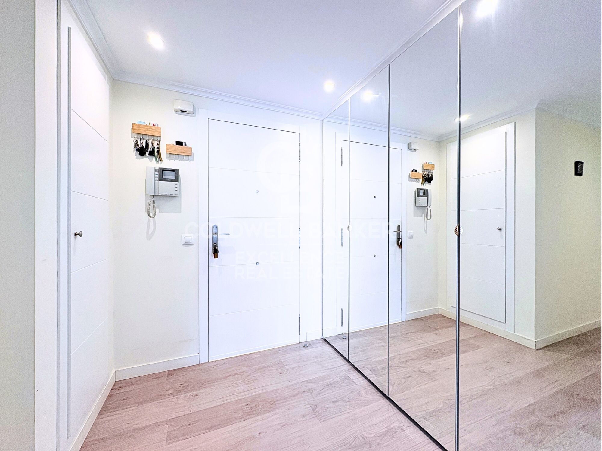 Designer apartment in a residential complex with terrace, swimming pool, paddle court and parking on Av. Alfahuir.