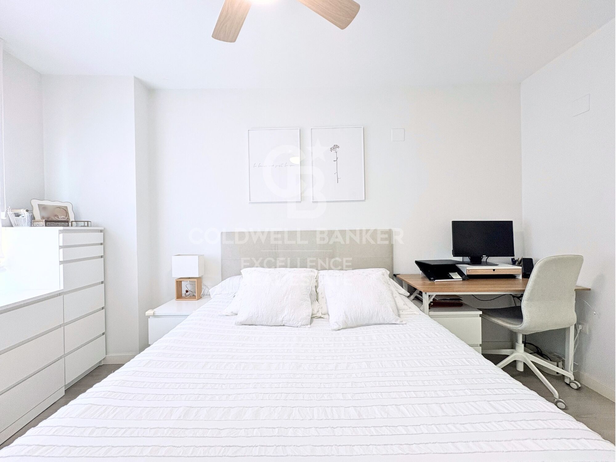 Designer apartment in a residential complex with terrace, swimming pool, paddle court and parking on Av. Alfahuir.