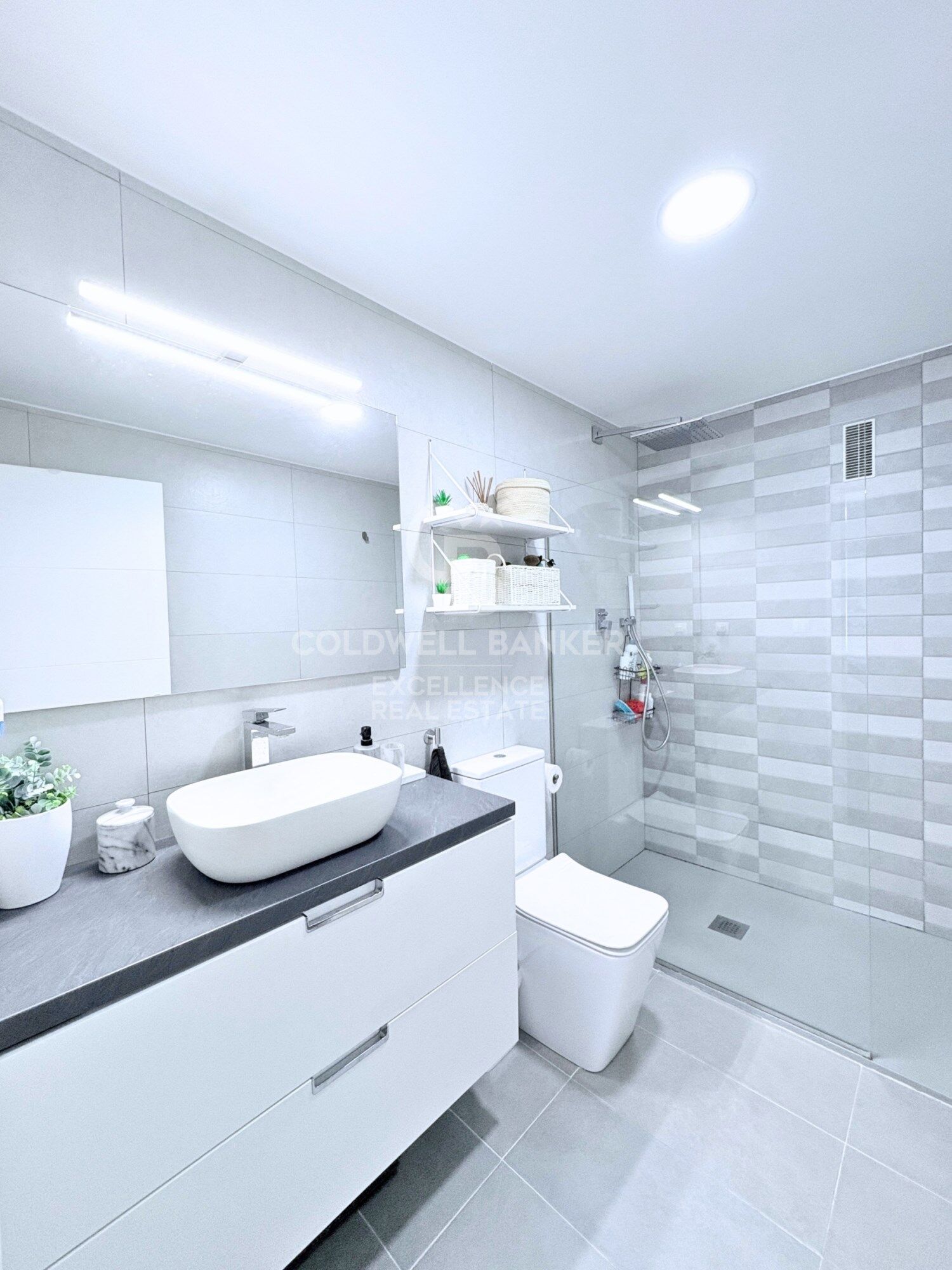 Designer apartment in a residential complex with terrace, swimming pool, paddle court and parking on Av. Alfahuir.