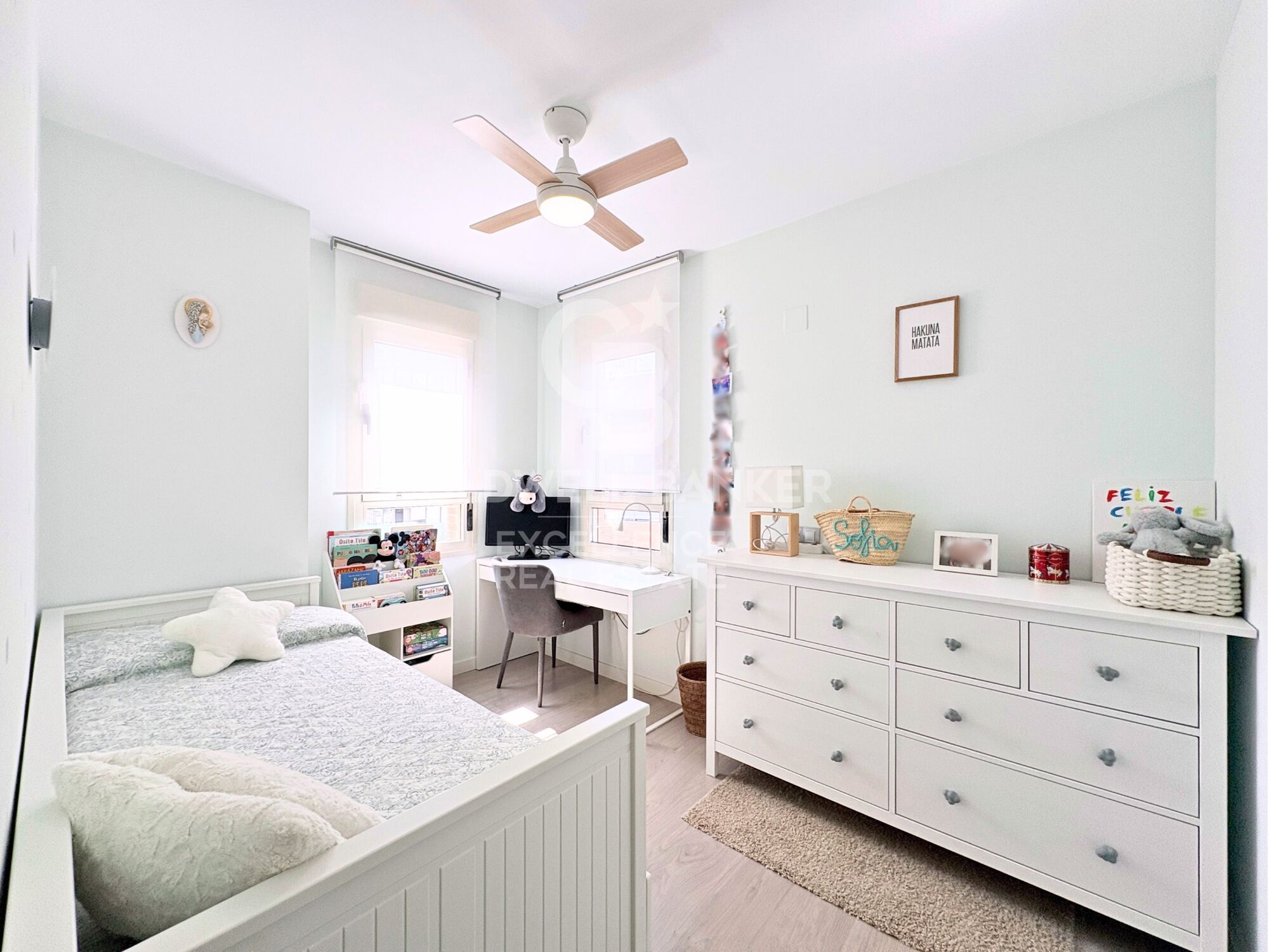 Designer apartment in a residential complex with terrace, swimming pool, paddle court and parking on Av. Alfahuir.