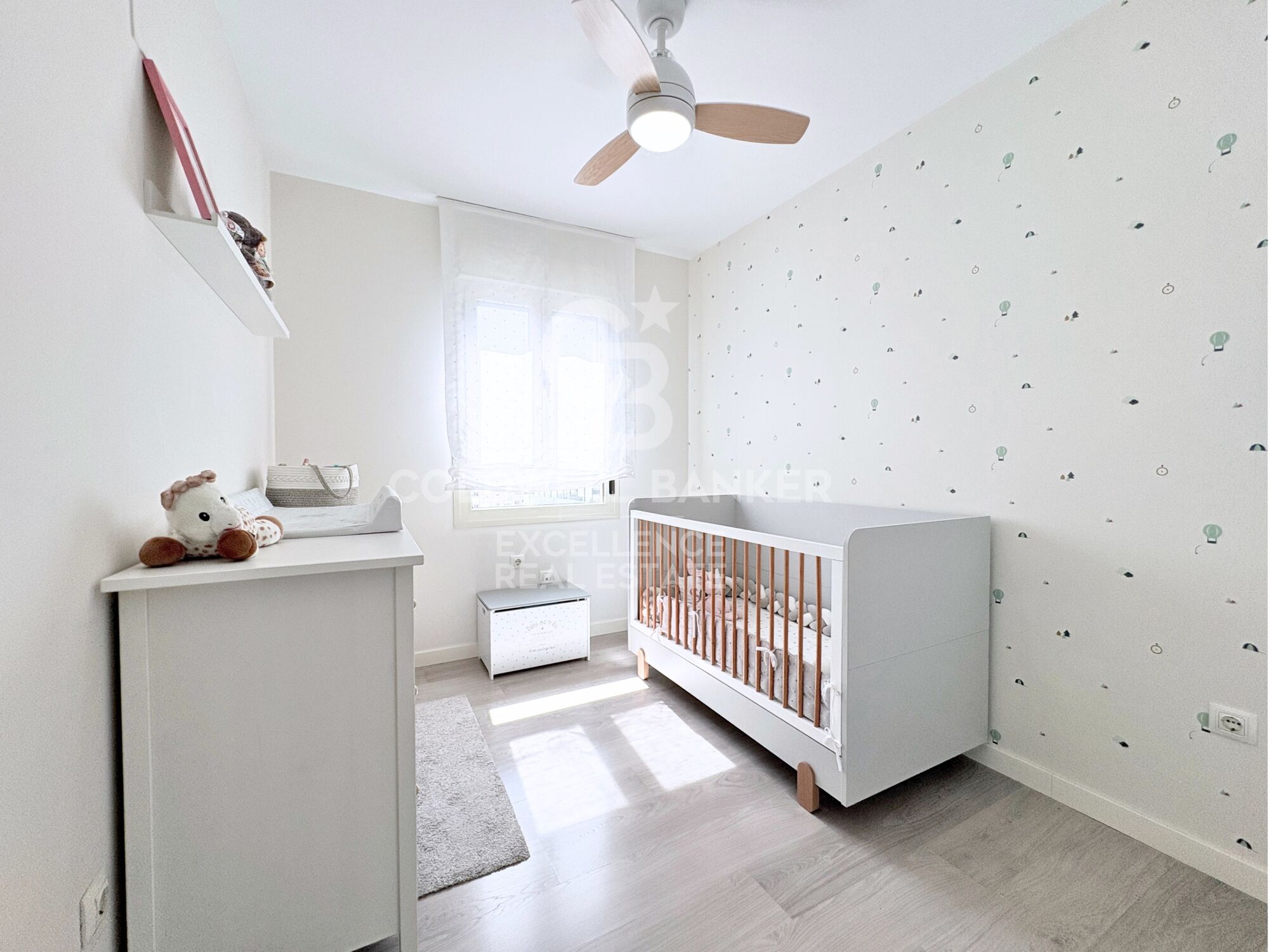 Designer apartment in a residential complex with terrace, swimming pool, paddle court and parking on Av. Alfahuir.