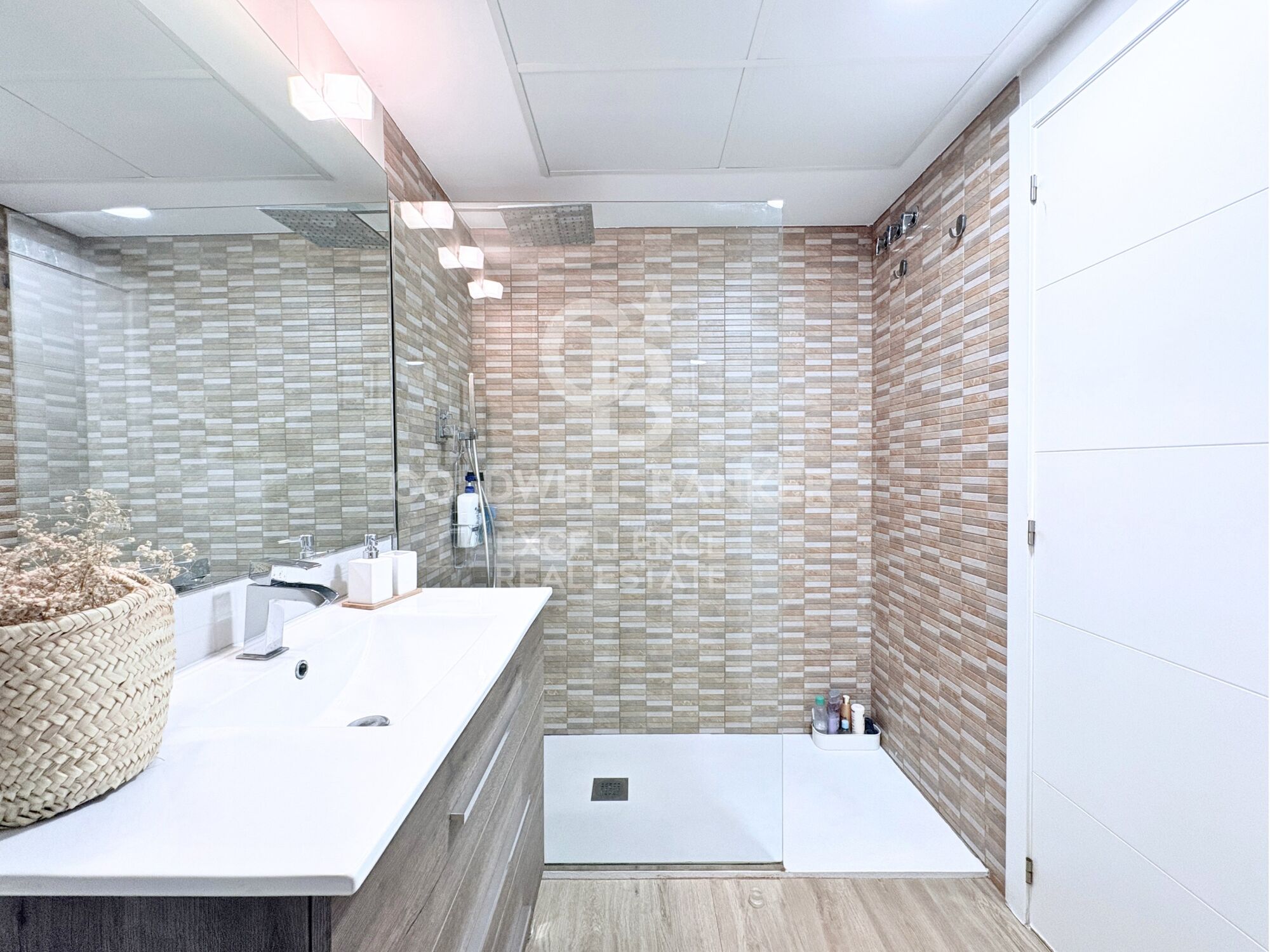 Designer apartment in a residential complex with terrace, swimming pool, paddle court and parking on Av. Alfahuir.