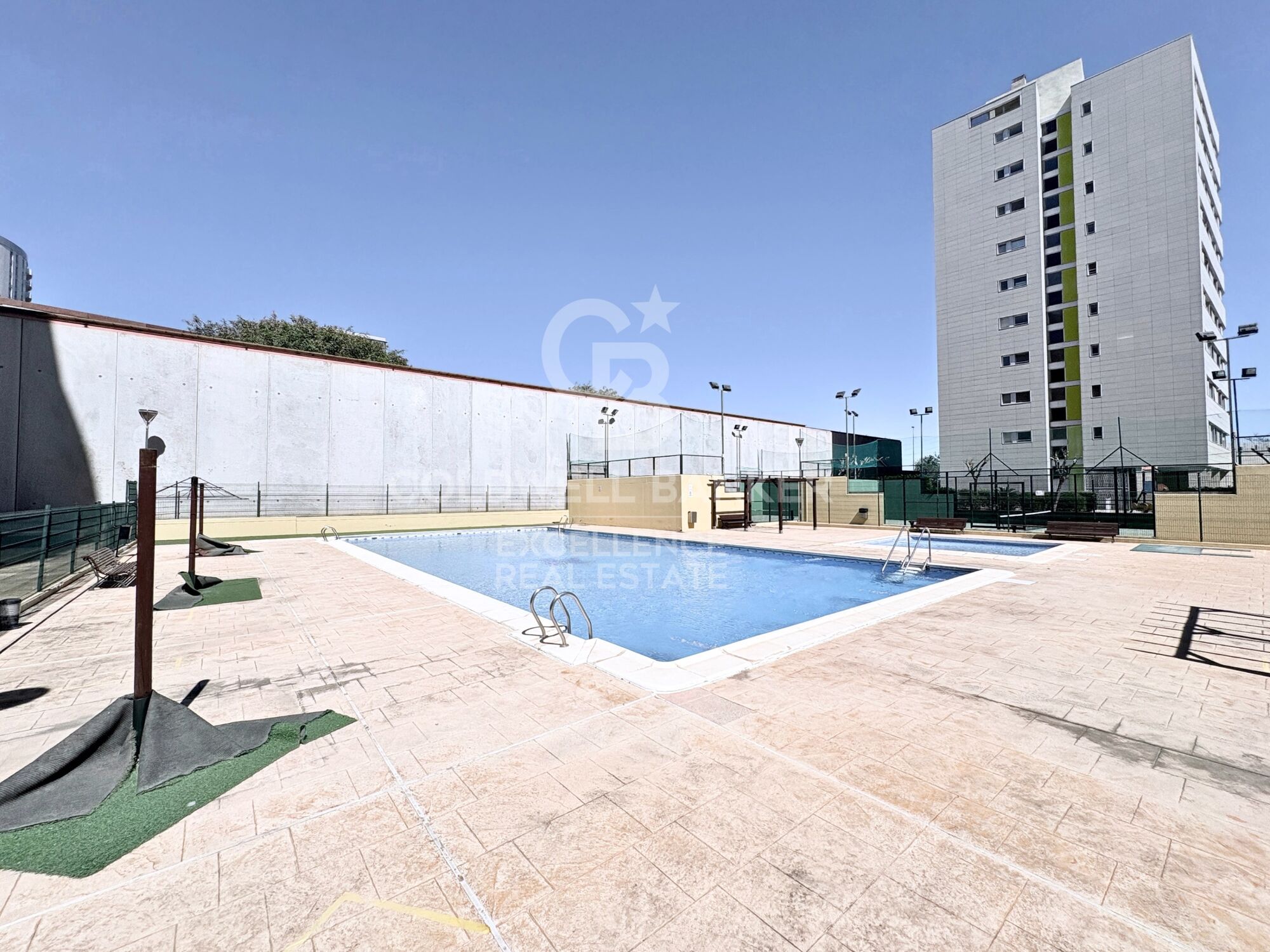 Designer apartment in a residential complex with terrace, swimming pool, paddle court and parking on Av. Alfahuir.