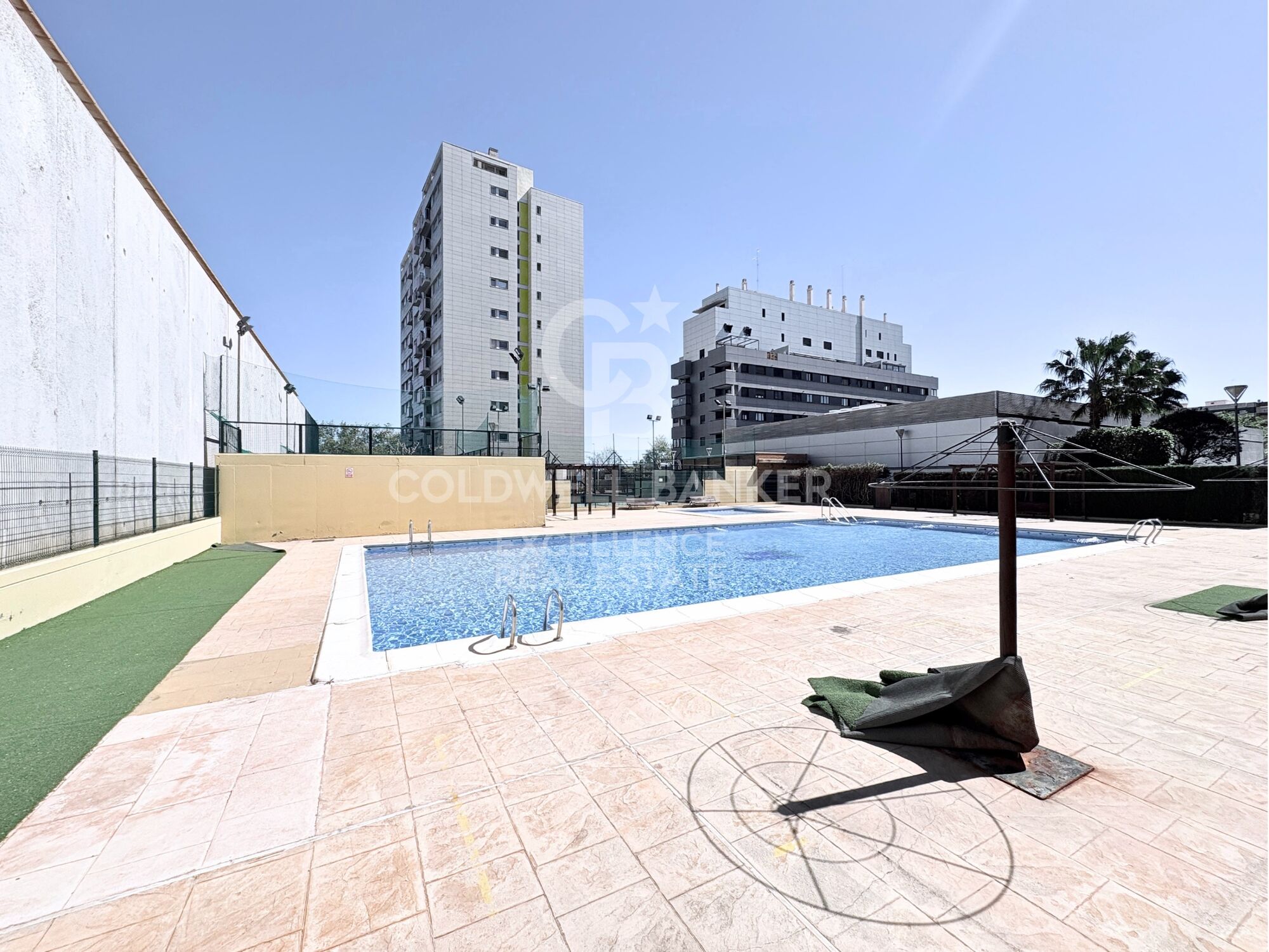 Designer apartment in a residential complex with terrace, swimming pool, paddle court and parking on Av. Alfahuir.